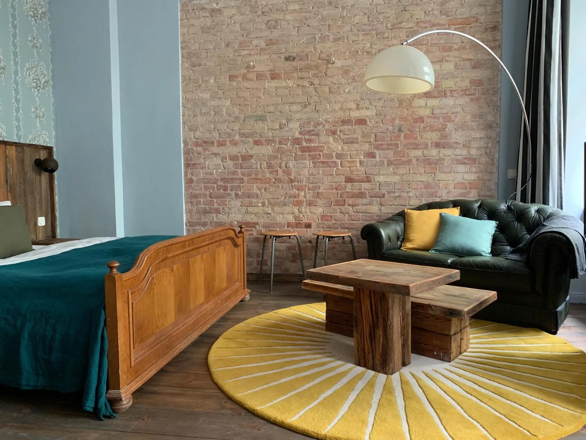 Seating area, Bed in Brilliant Apartments
