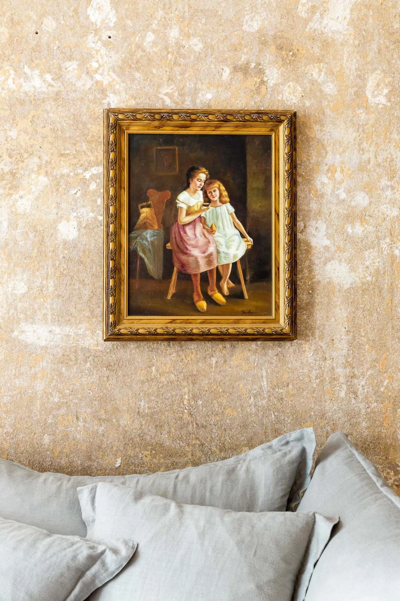 Decorative detail in Brilliant Apartments