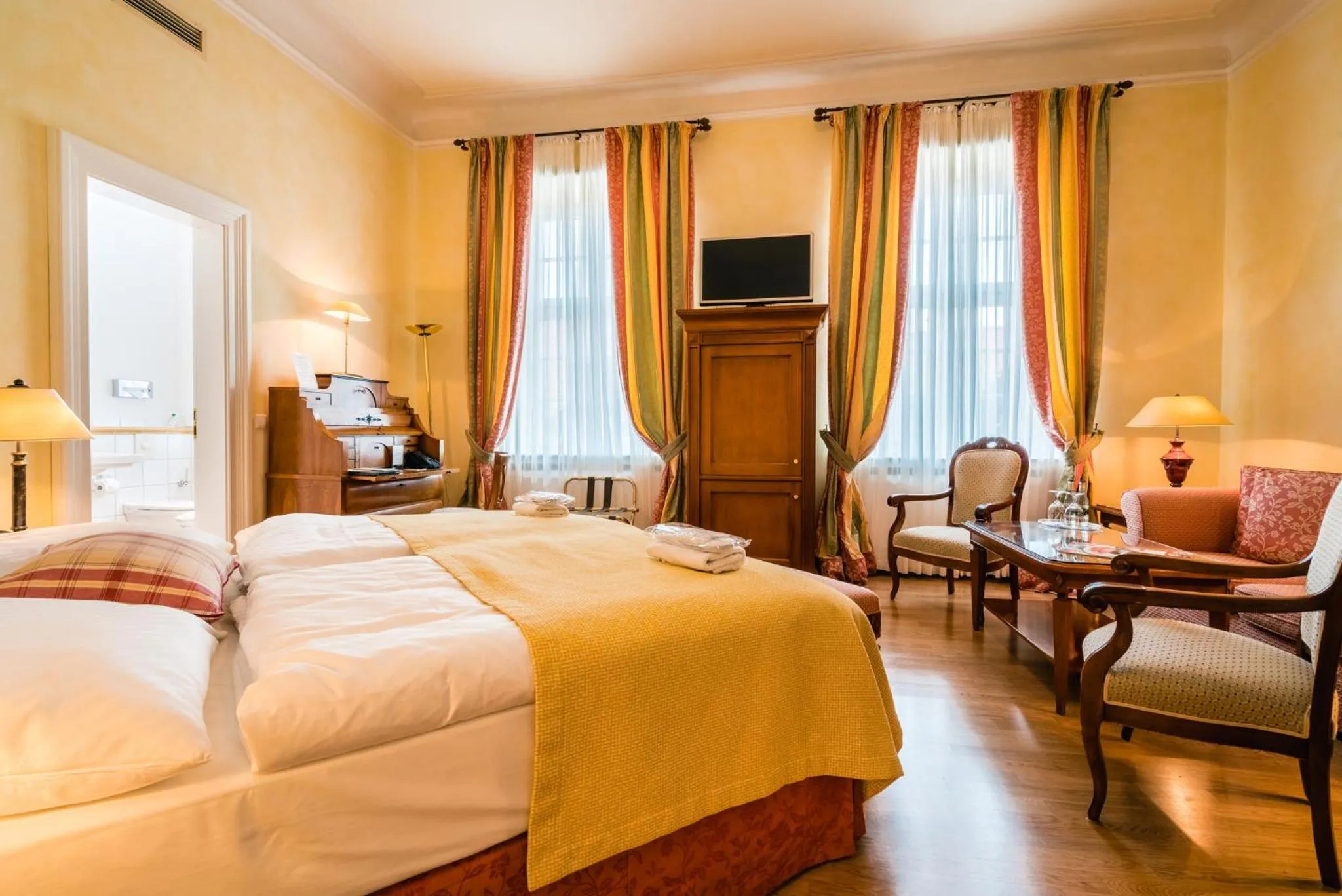 Photo of the whole room, Bed in Deidesheimer Hof