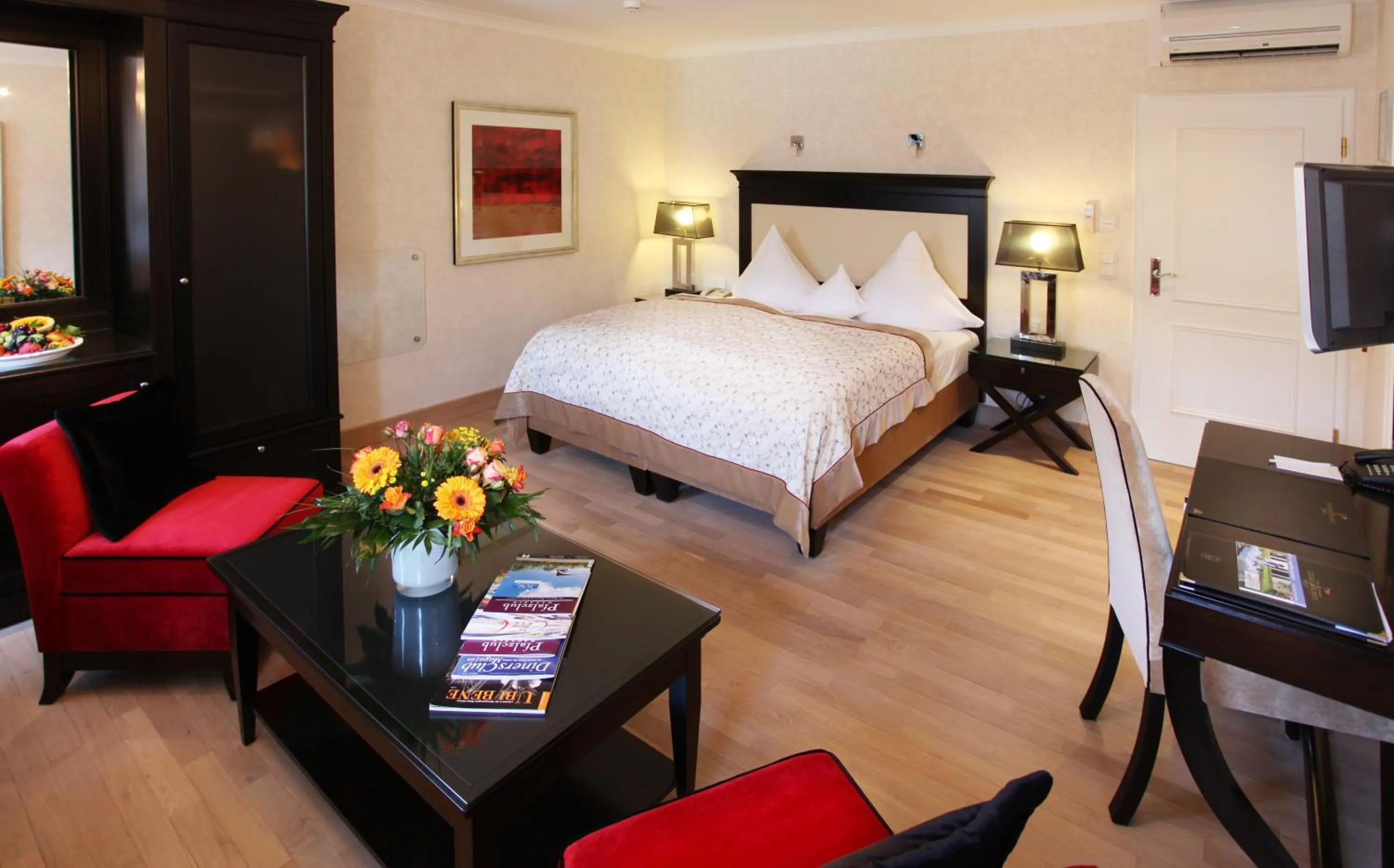 Photo of the whole room, Bed in Deidesheimer Hof