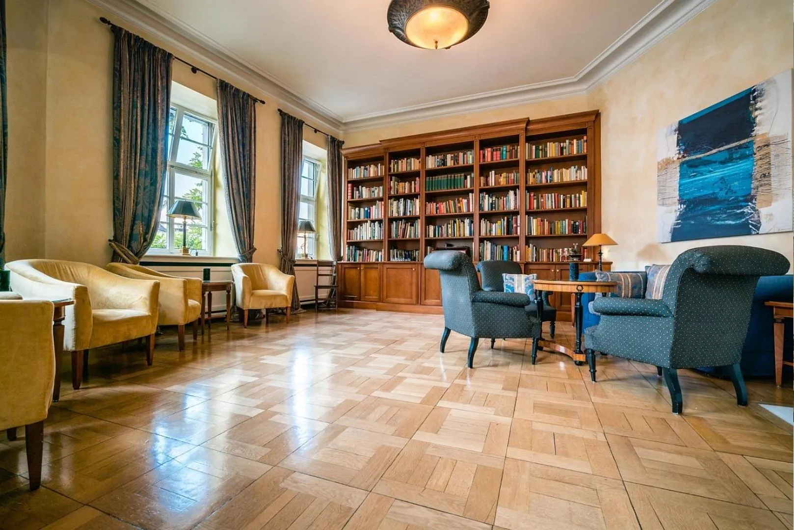 Communal lounge/ TV room in Deidesheimer Hof