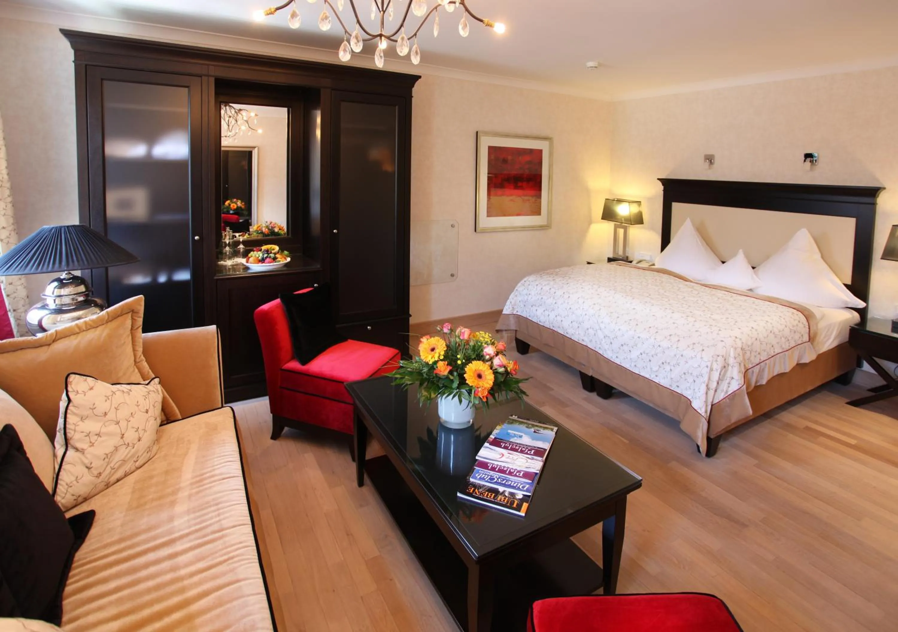 Photo of the whole room, Bed in Deidesheimer Hof