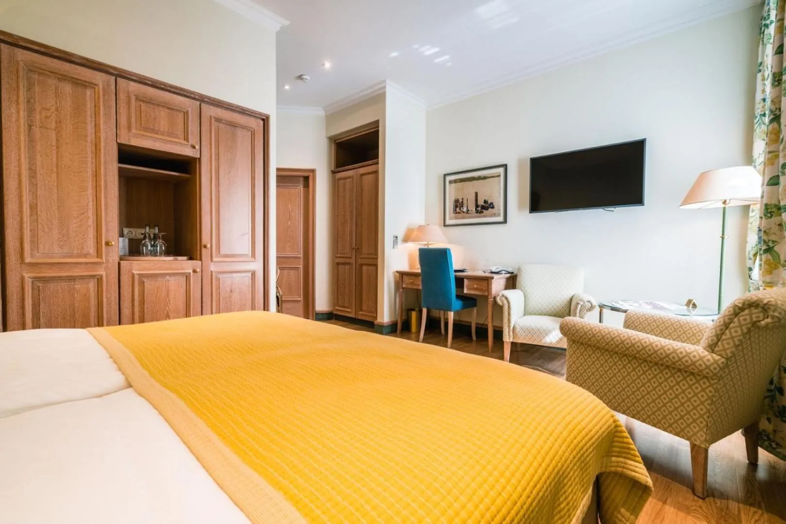 Photo of the whole room, Bed in Deidesheimer Hof