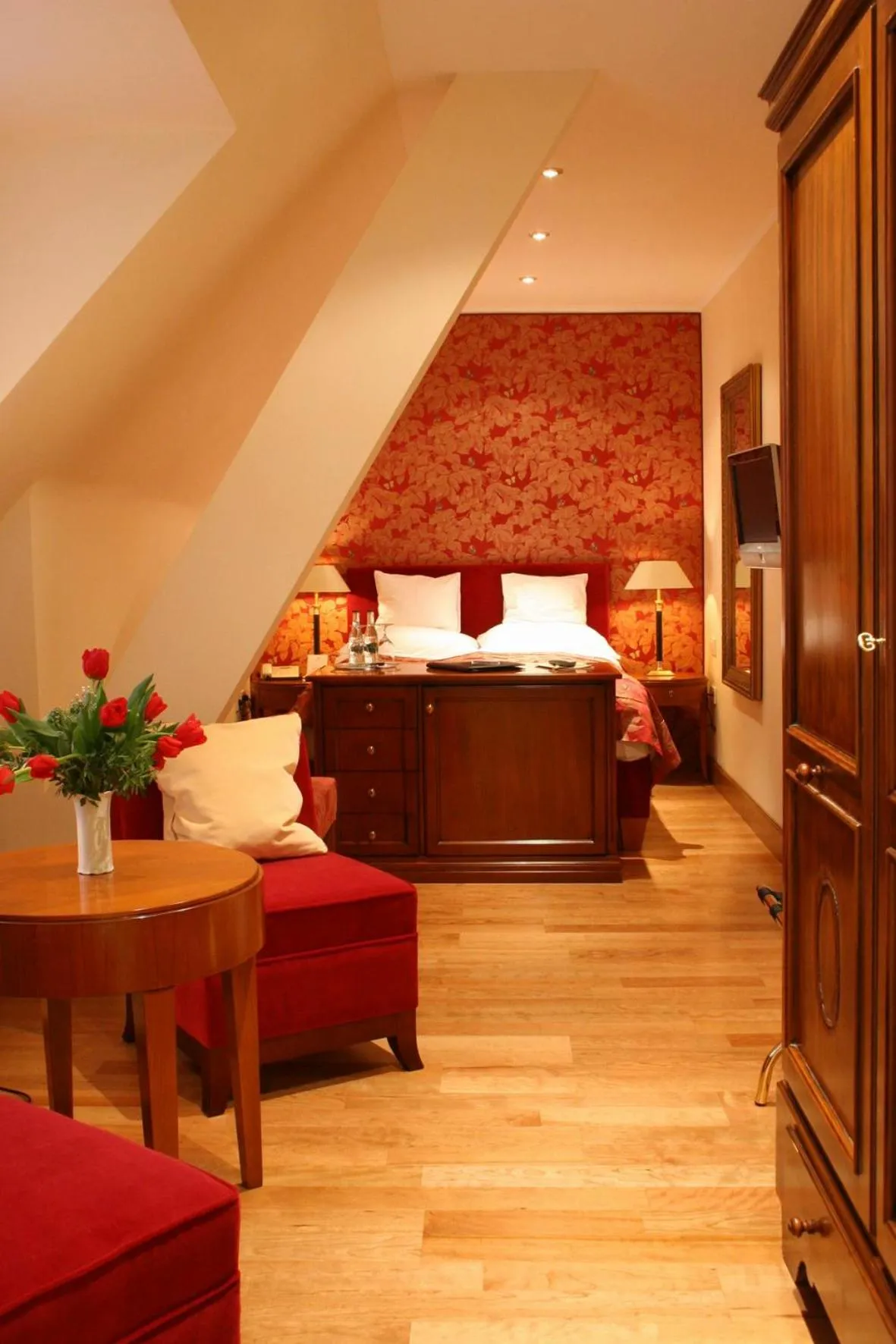 Photo of the whole room, Bed in Deidesheimer Hof