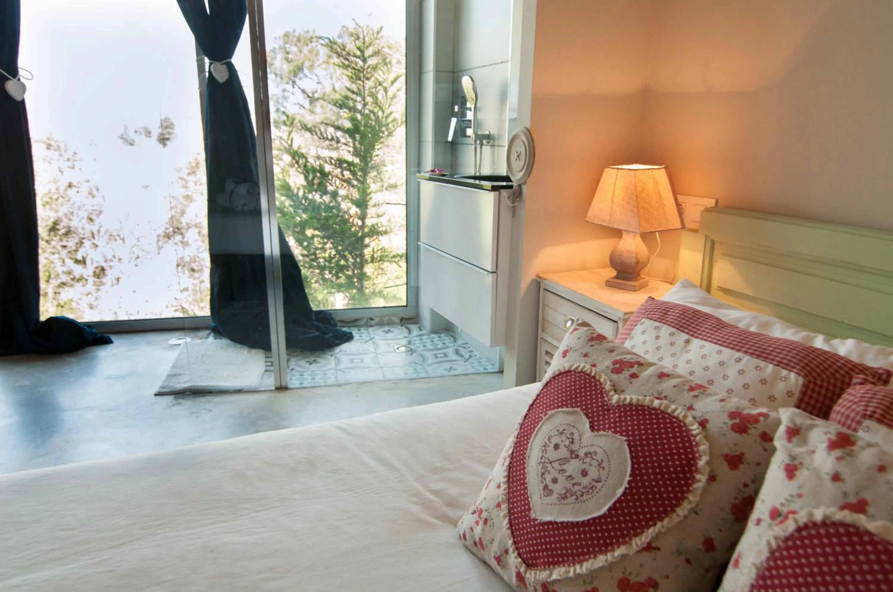 Shower, Bed in Les Suites