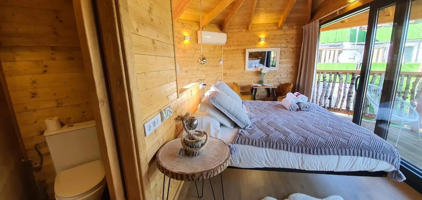 Landmark view, Bed in Les Suites