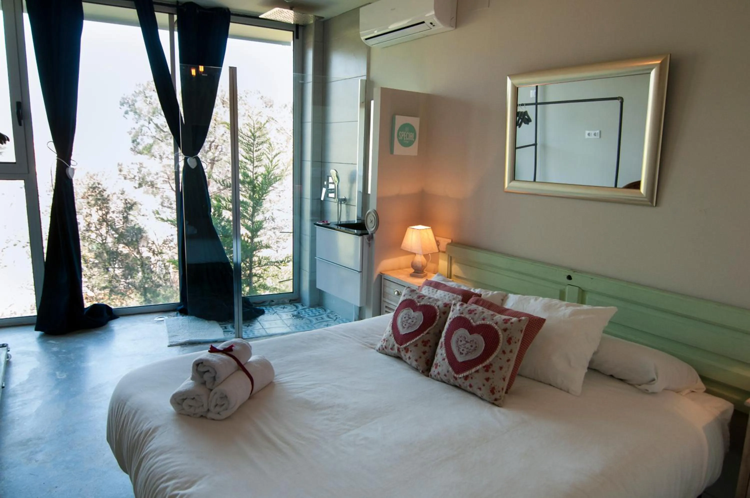 Shower, Bed in Les Suites