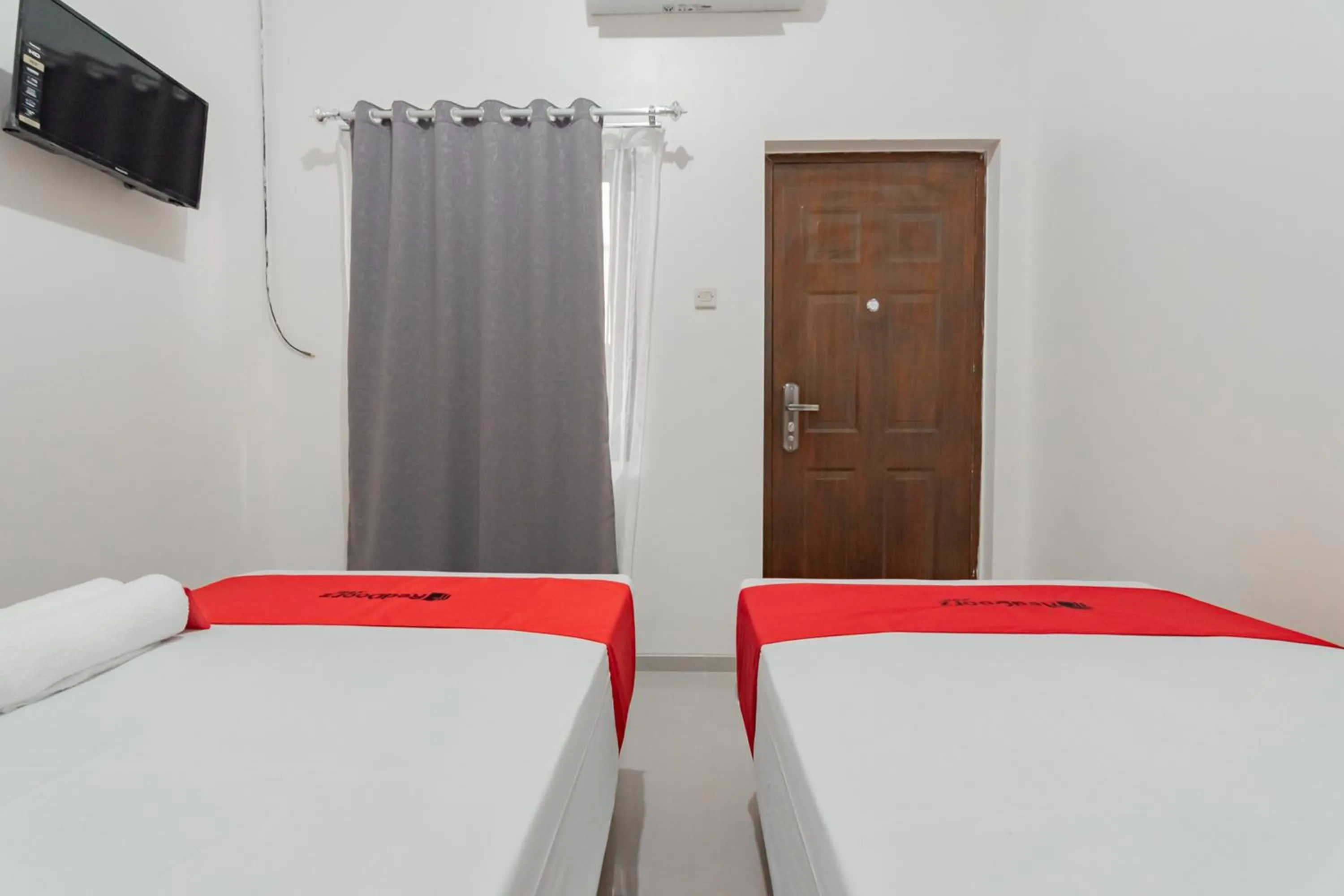 Bed in RedDoorz Syariah Plus @ Perintis Guesthouse Tasikmalaya