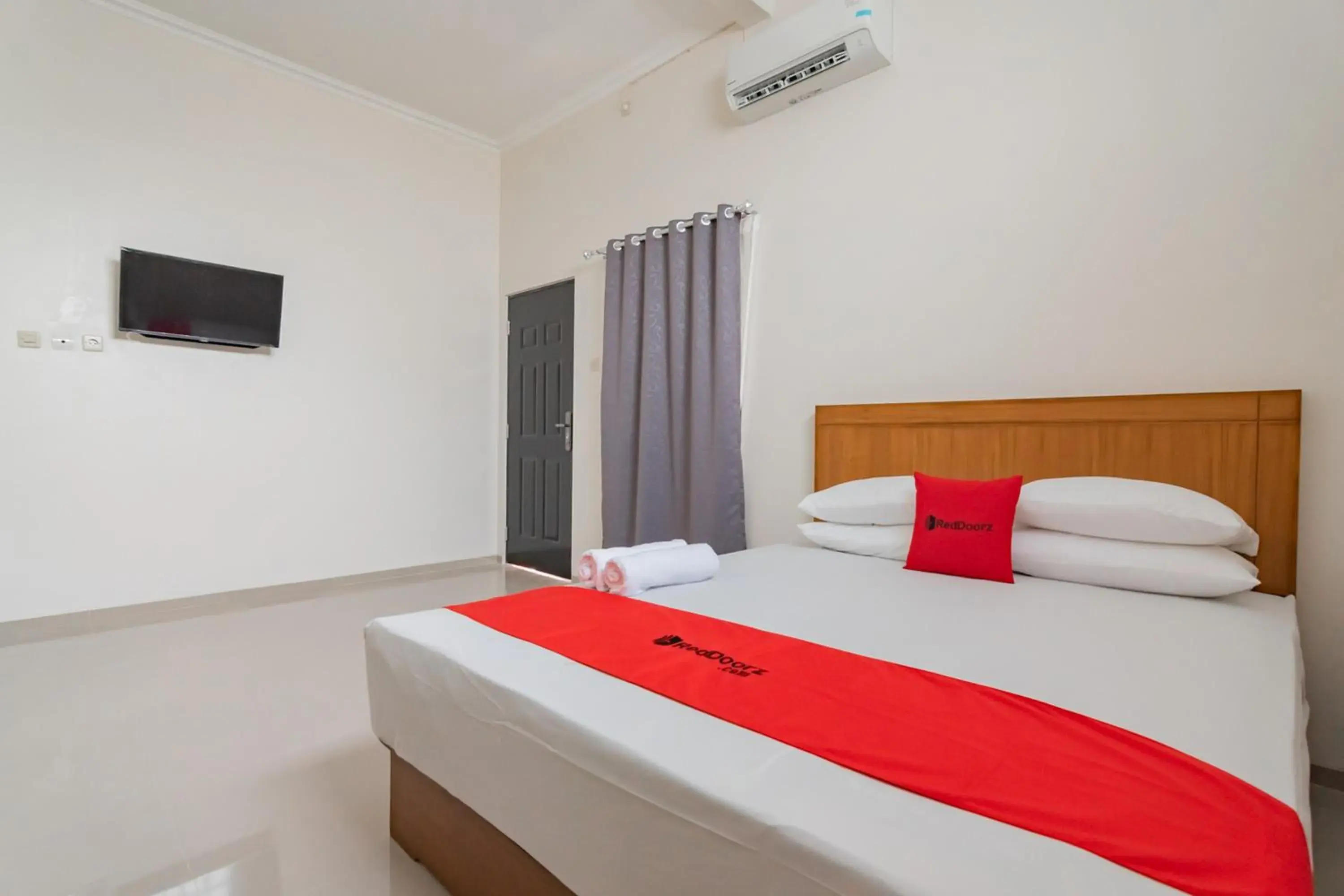 Deluxe Room in RedDoorz Syariah Plus @ Perintis Guesthouse Tasikmalaya Deluxe Room in RedDoorz Syariah Plus @ Perintis Guesthouse Tasikmalaya