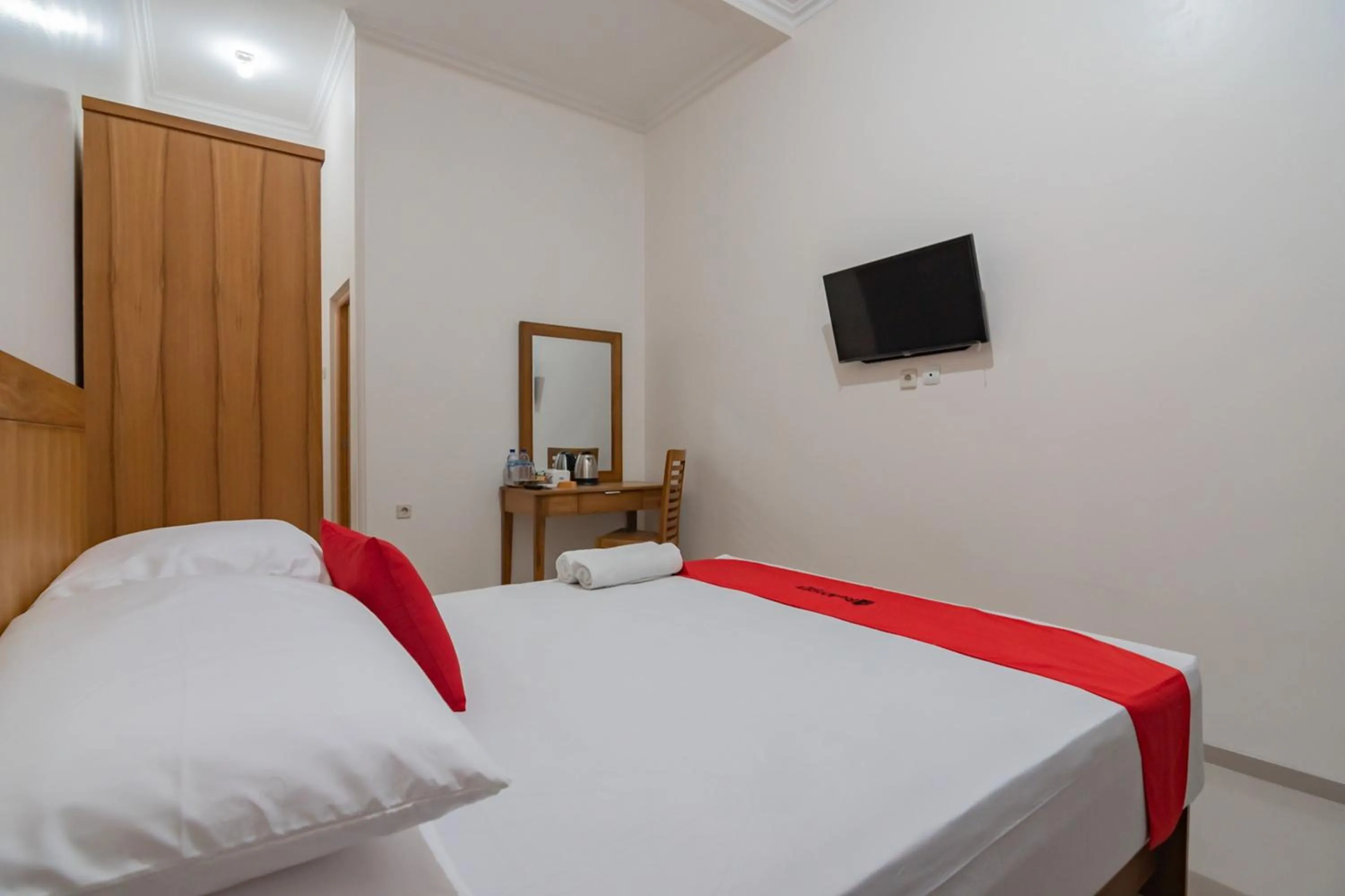 Bed in RedDoorz Syariah Plus @ Perintis Guesthouse Tasikmalaya