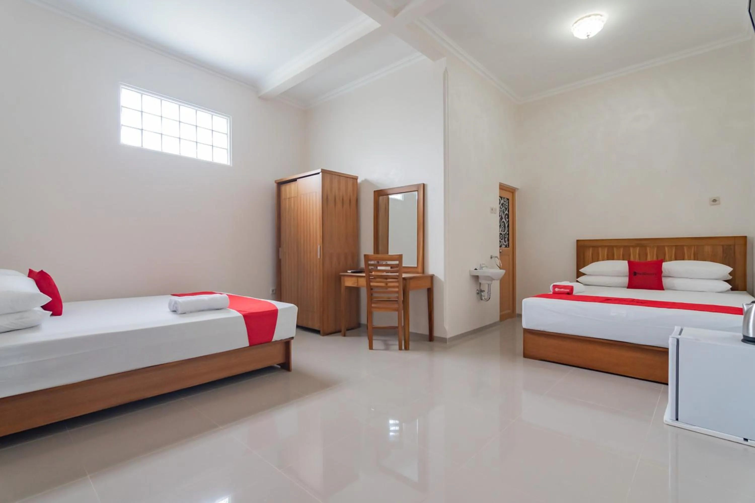 Bed in RedDoorz Syariah Plus @ Perintis Guesthouse Tasikmalaya