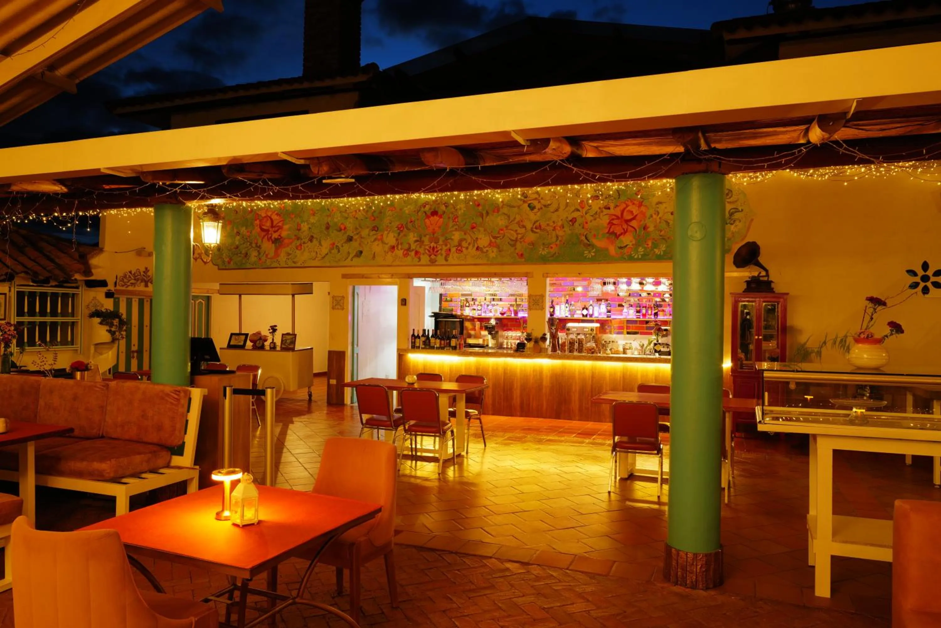 Restaurant/places to eat in Bombon Hotel