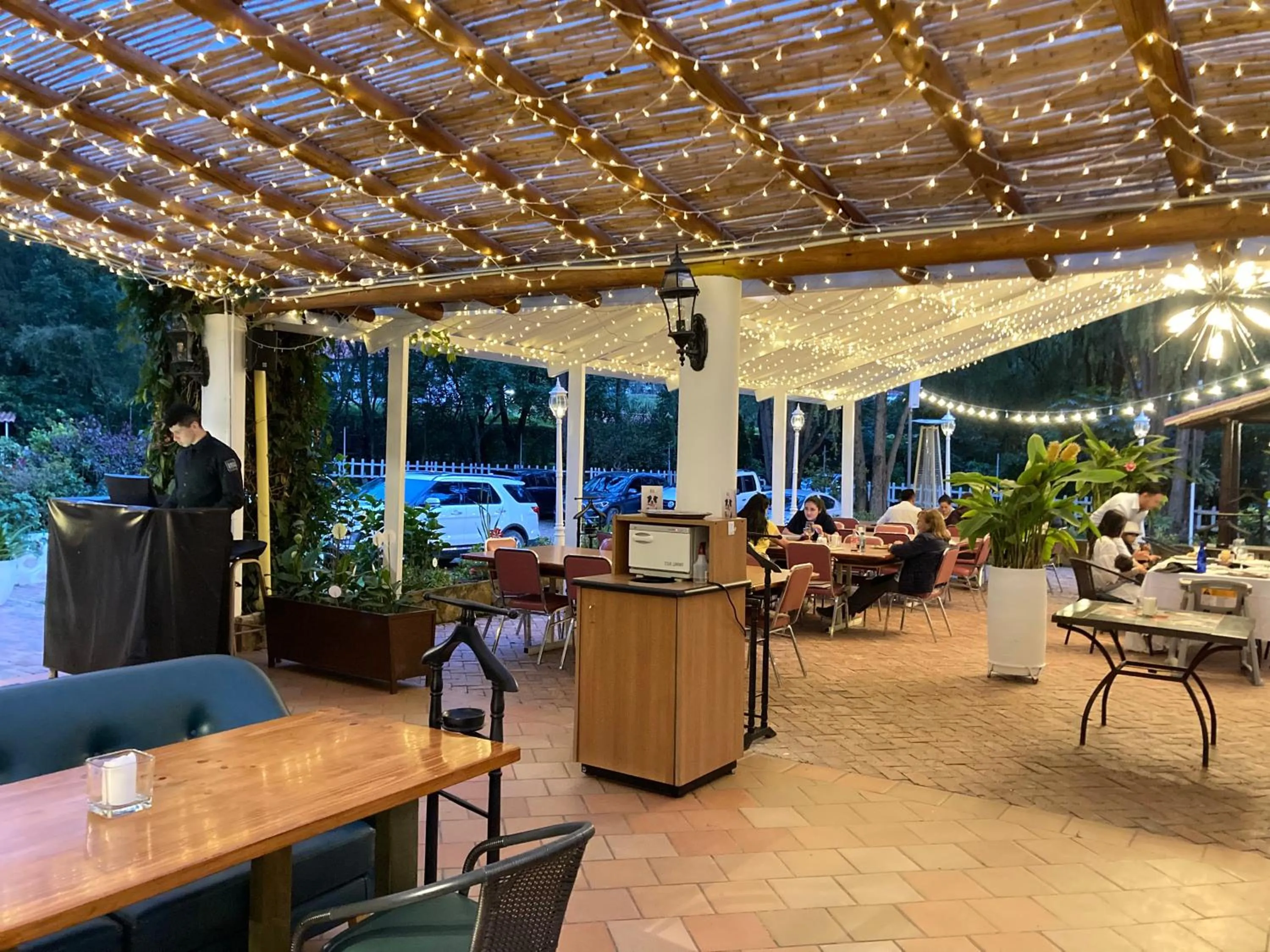 Restaurant/places to eat in Bombon Hotel