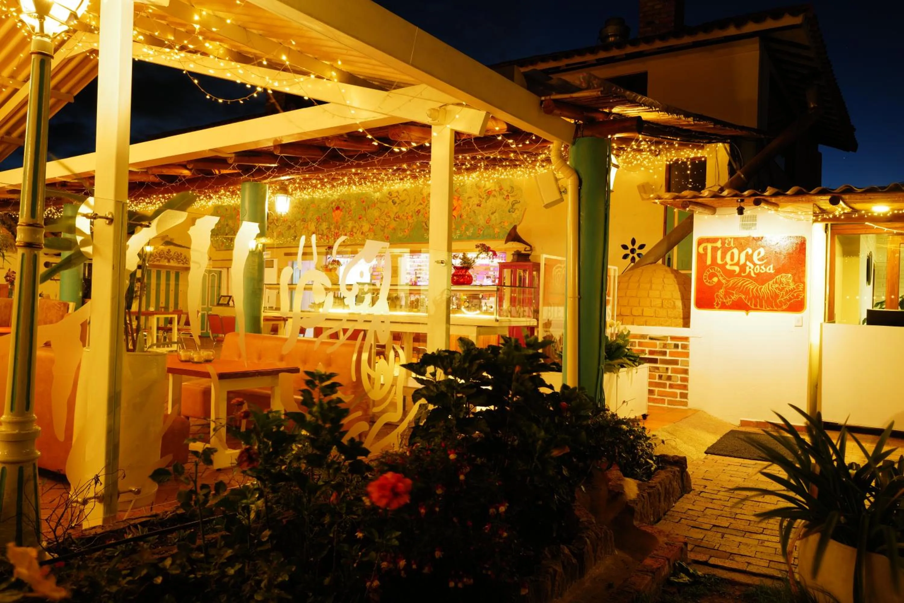 Restaurant/places to eat in Bombon Hotel