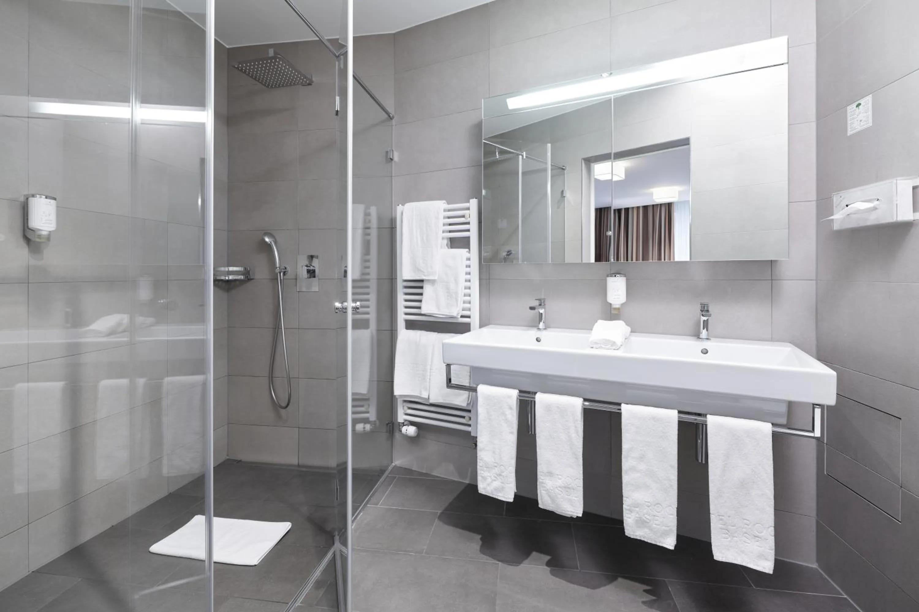 Shower in Central City Hotel Rochat