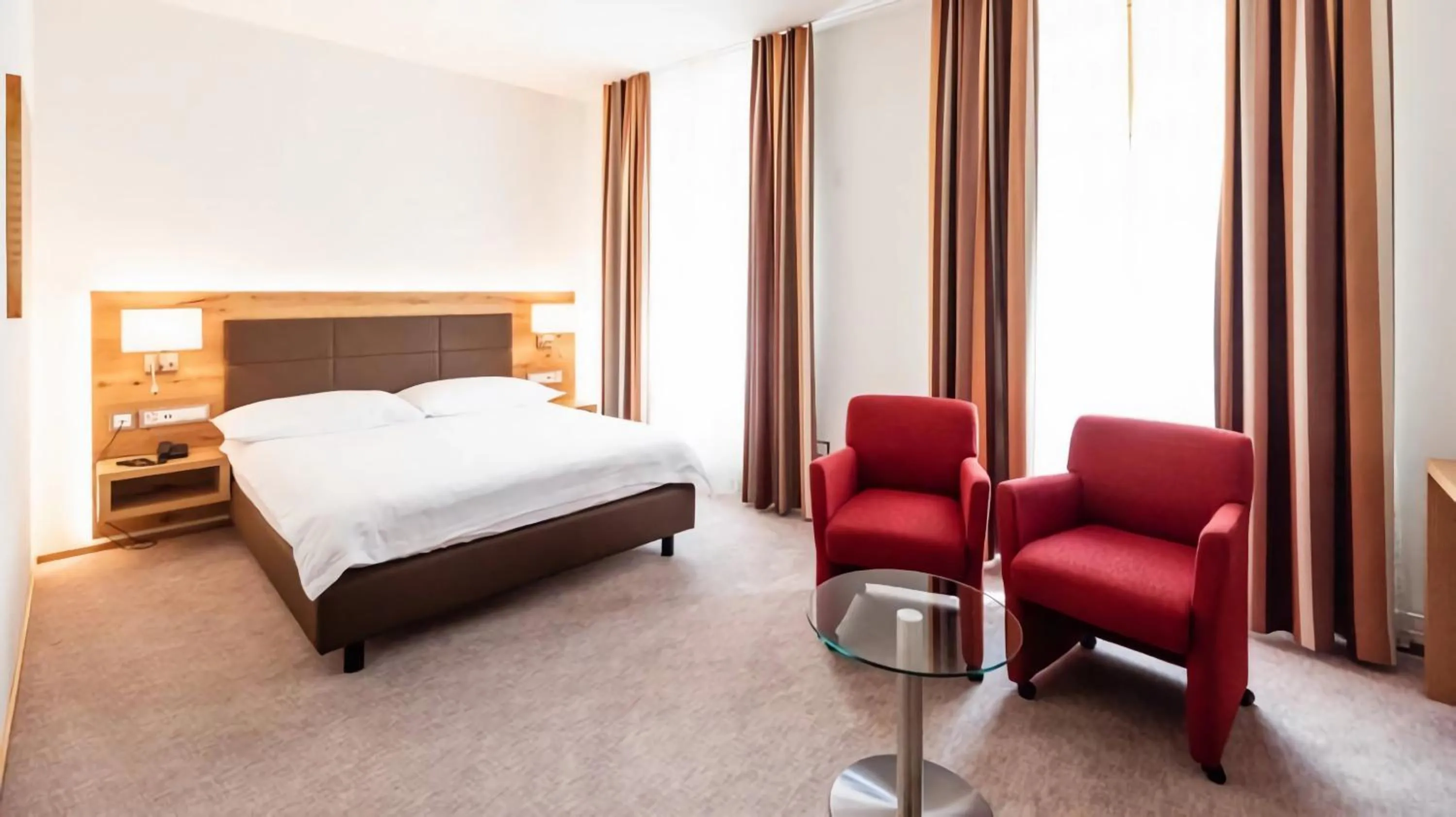 Bed in Central City Hotel Rochat