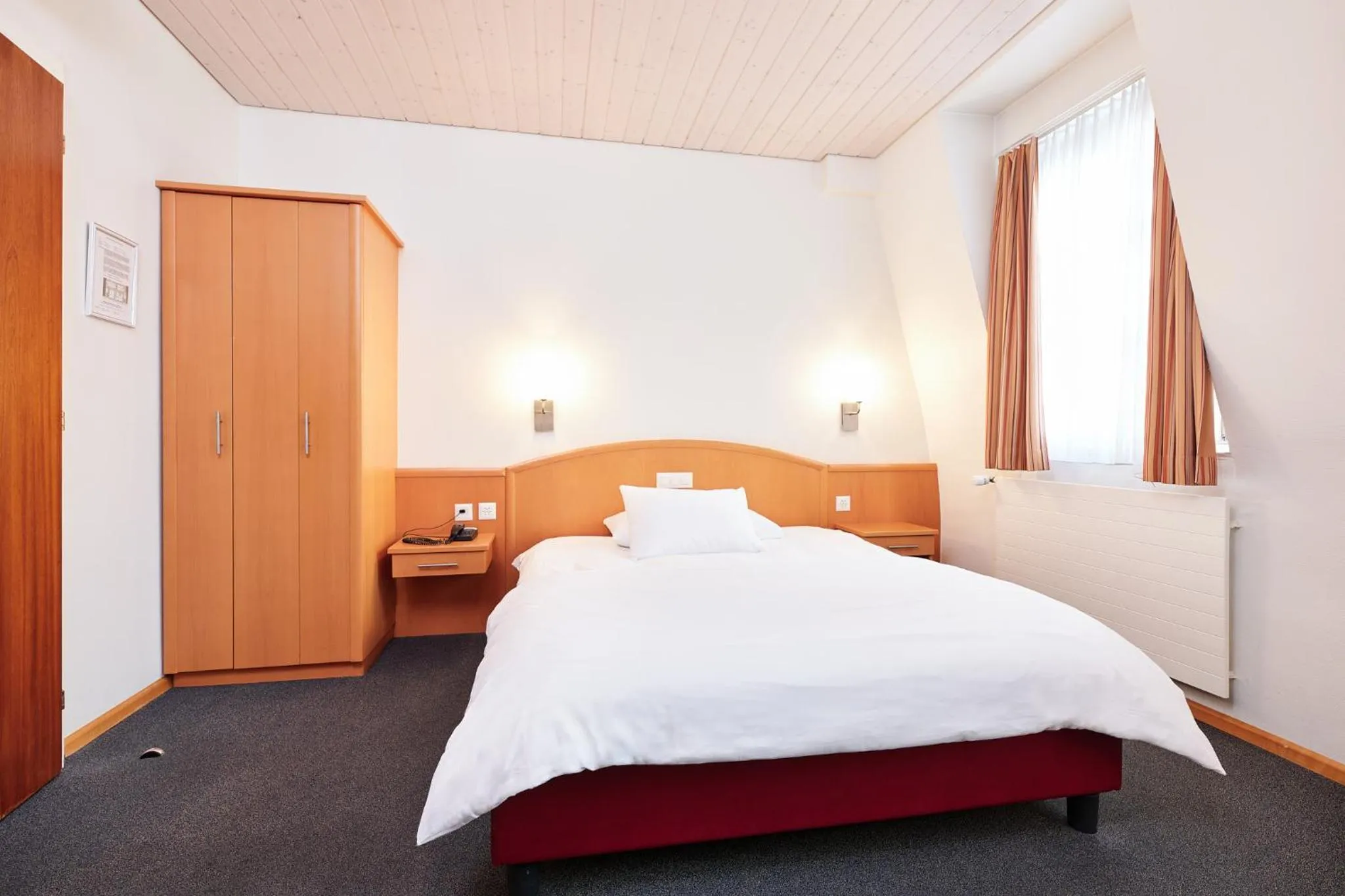 Bed in Central City Hotel Rochat