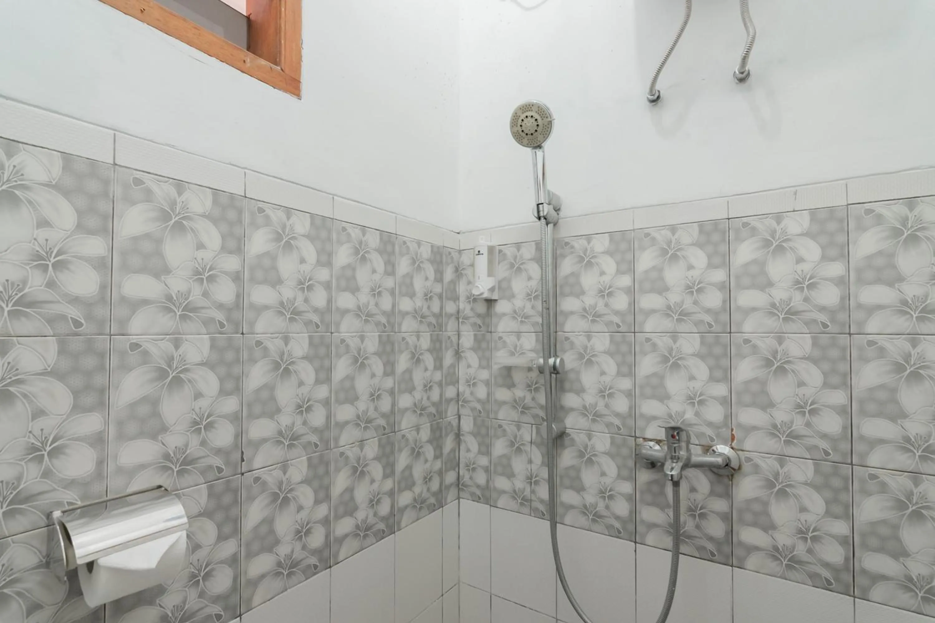 Bathroom in Lembur Kiwari Setra Duta Mitra RedDoorz