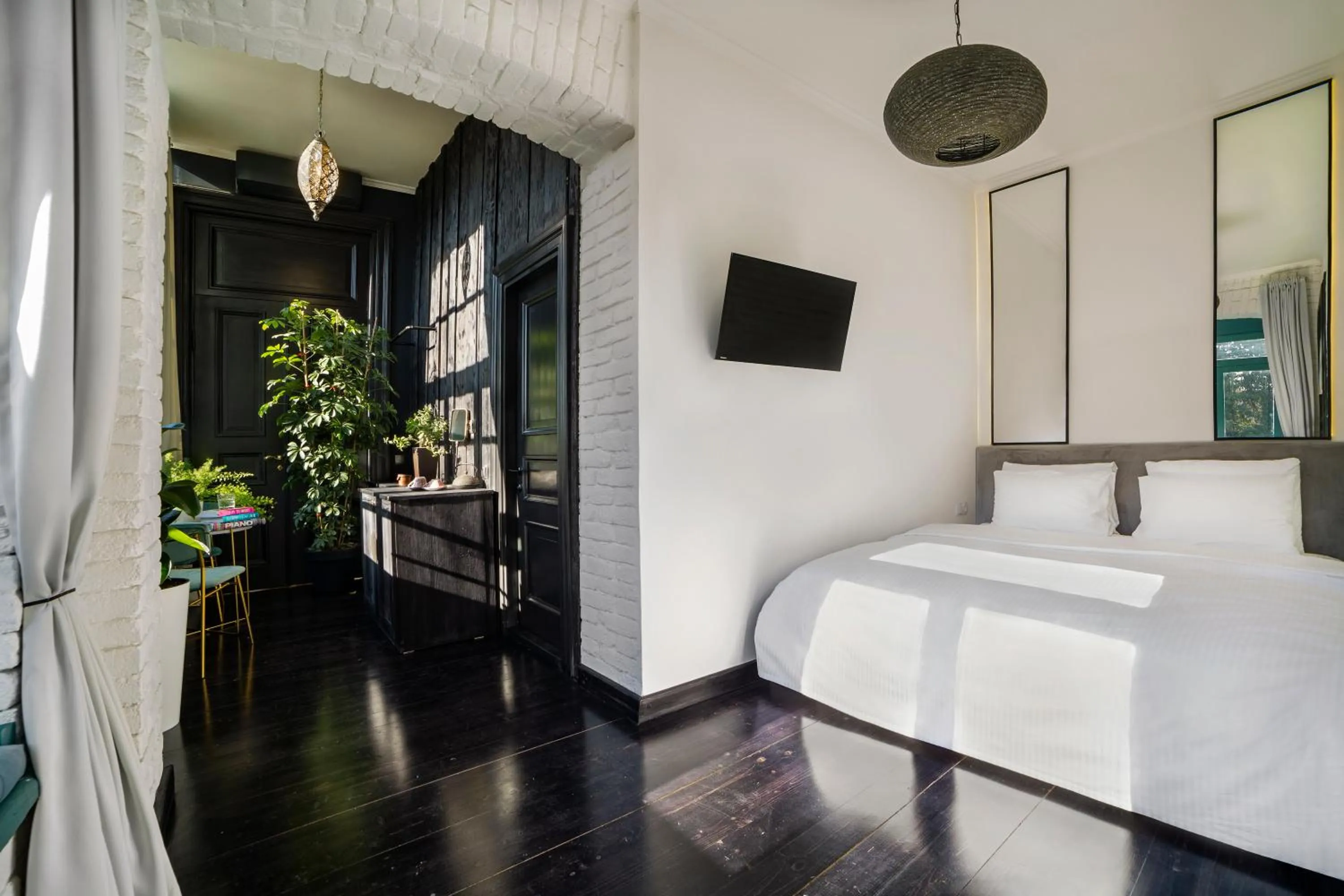 TV and multimedia, Bed in Unfound Door - Design Hotel