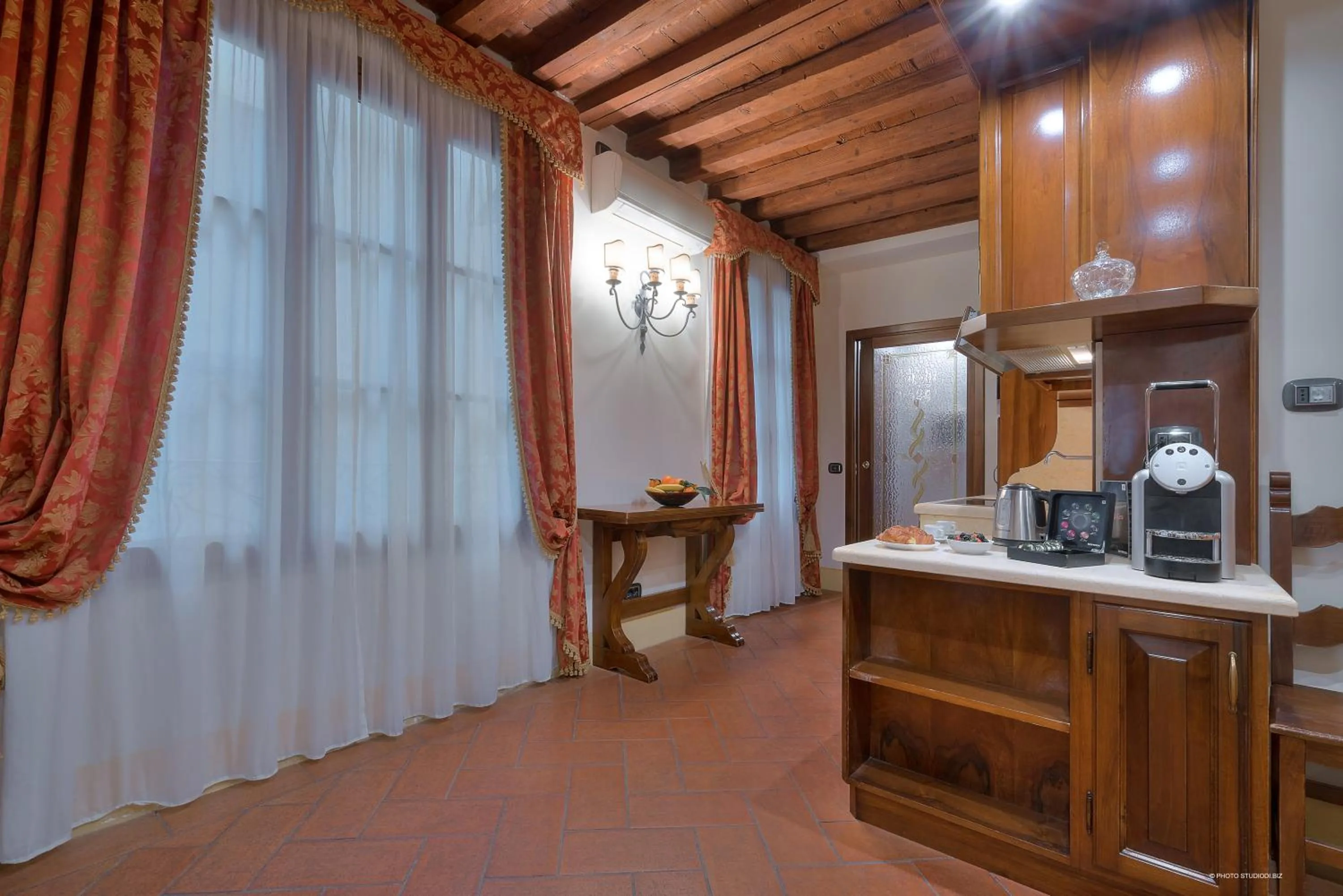 Coffee/tea facilities in First of Florence