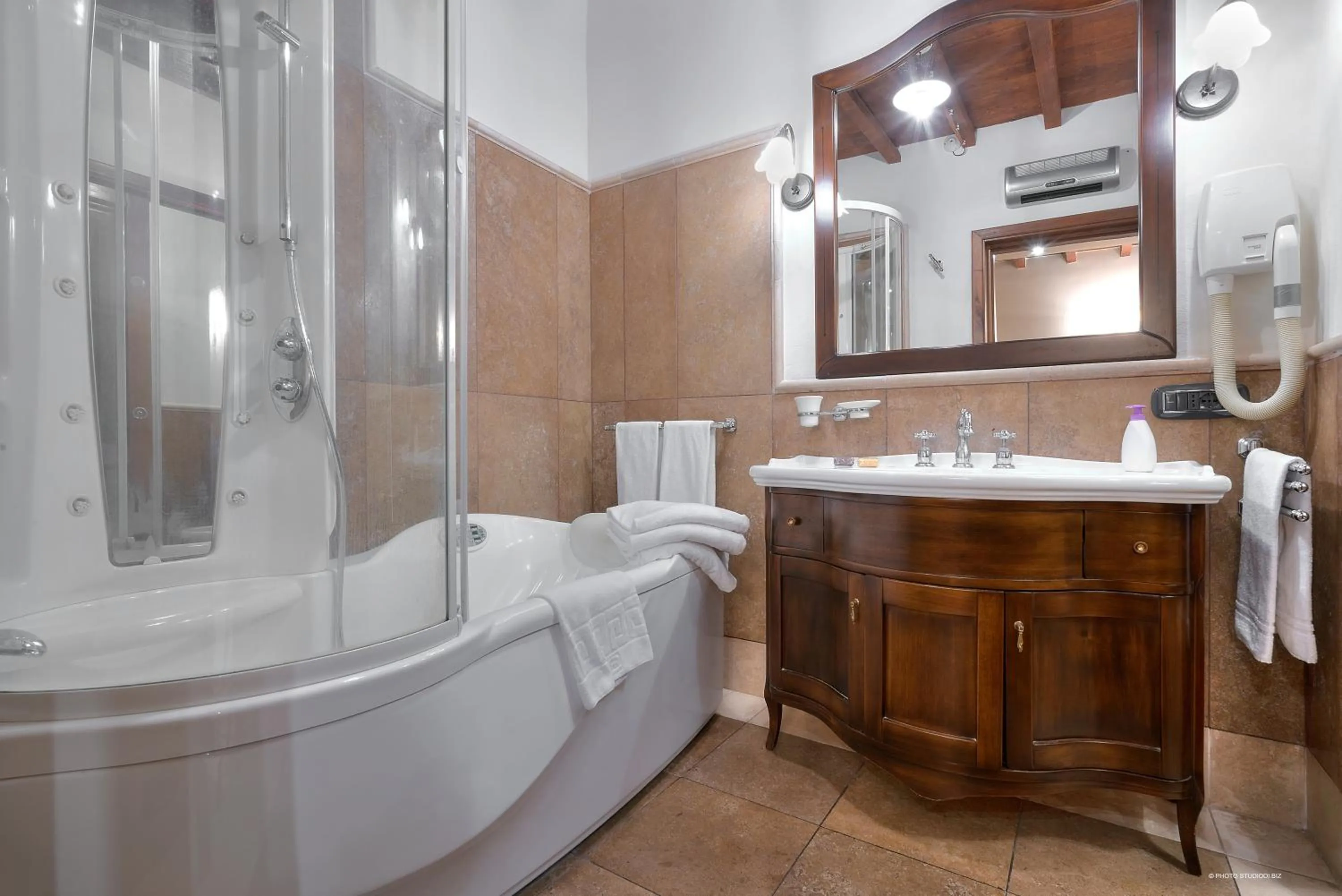 Hot Tub in First of Florence