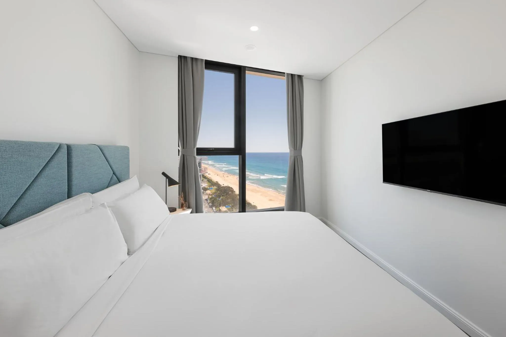 Bed in Meriton Suites Surfers Paradise