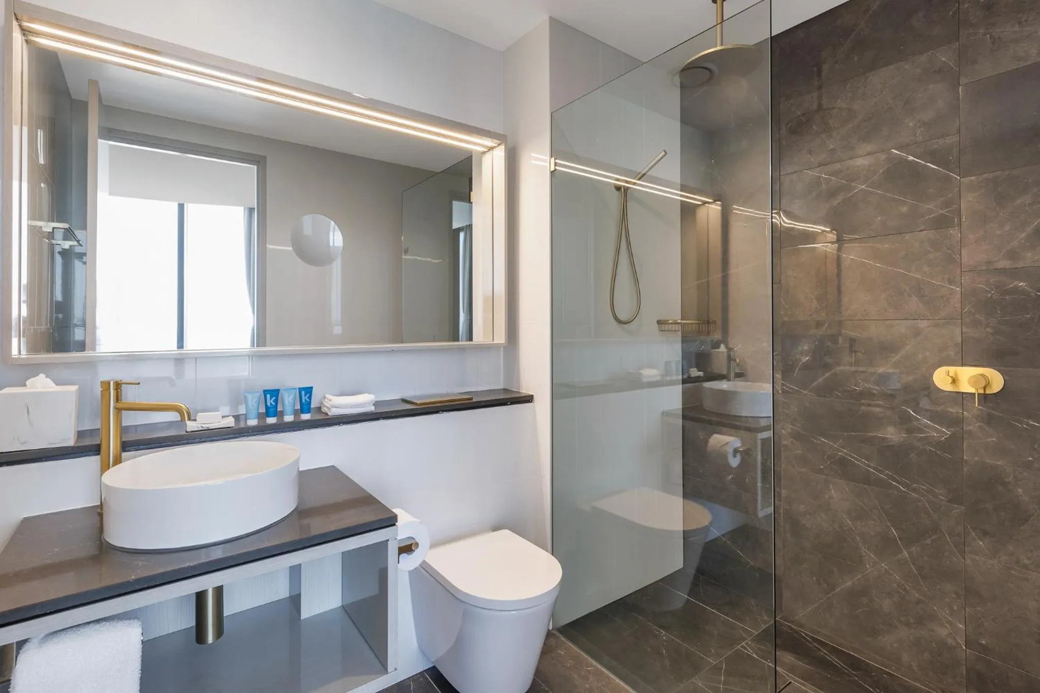 Shower in Meriton Suites Surfers Paradise