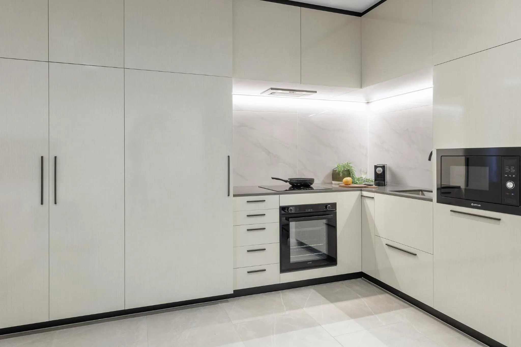 Kitchen or kitchenette in Meriton Suites Surfers Paradise