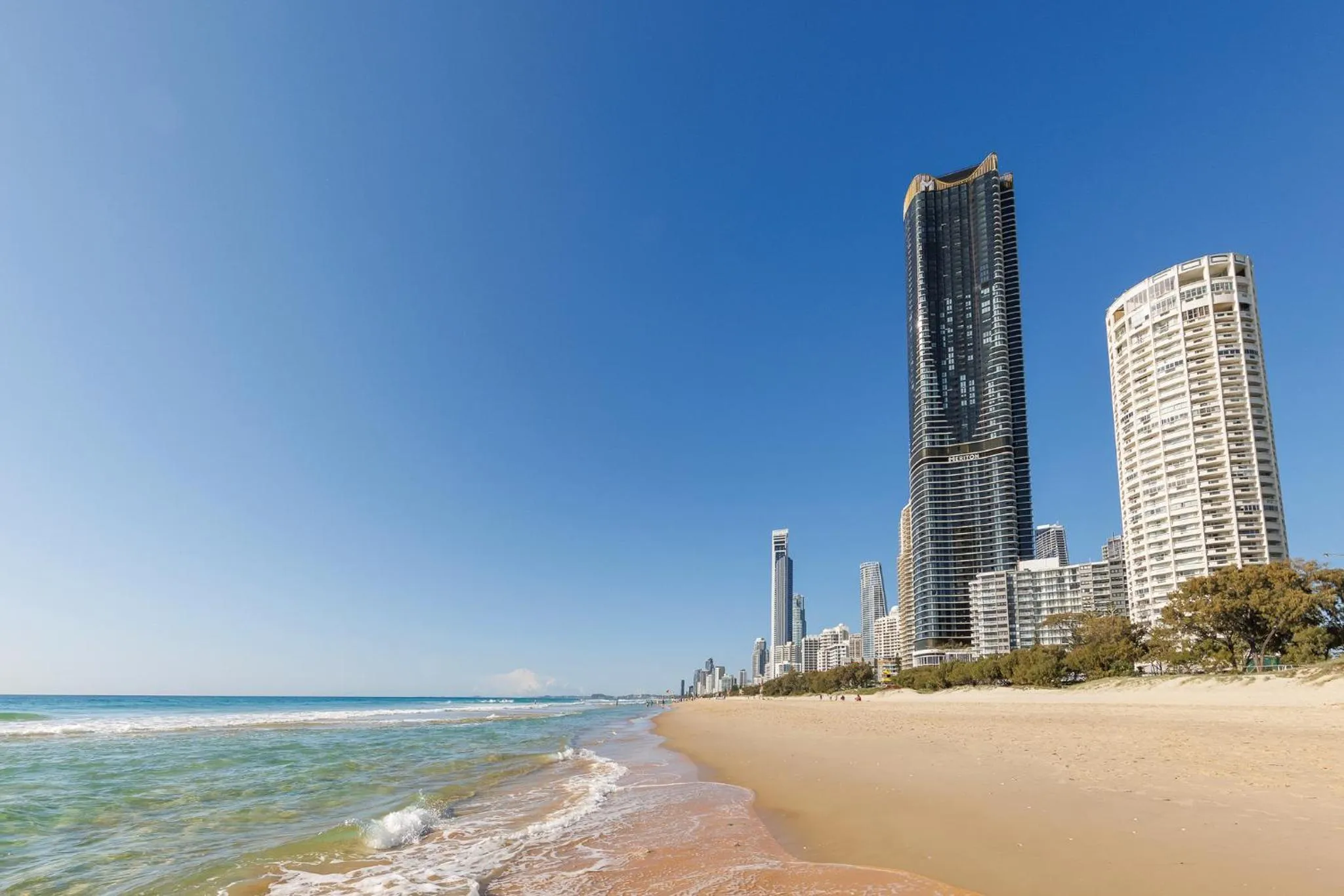 Property building in Meriton Suites Surfers Paradise