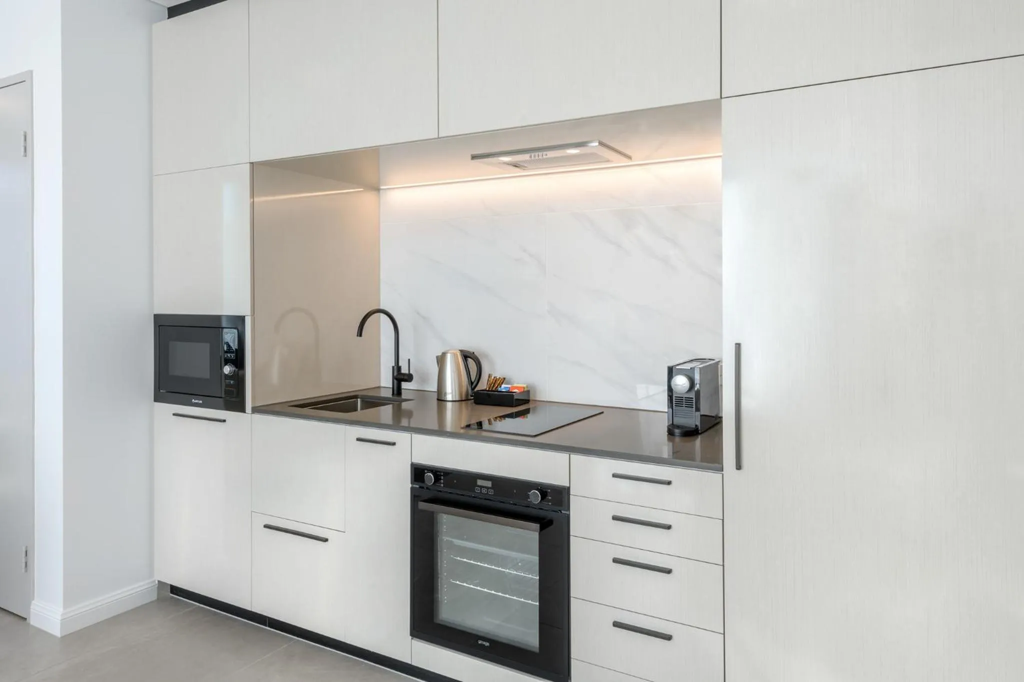Kitchen or kitchenette in Meriton Suites Surfers Paradise