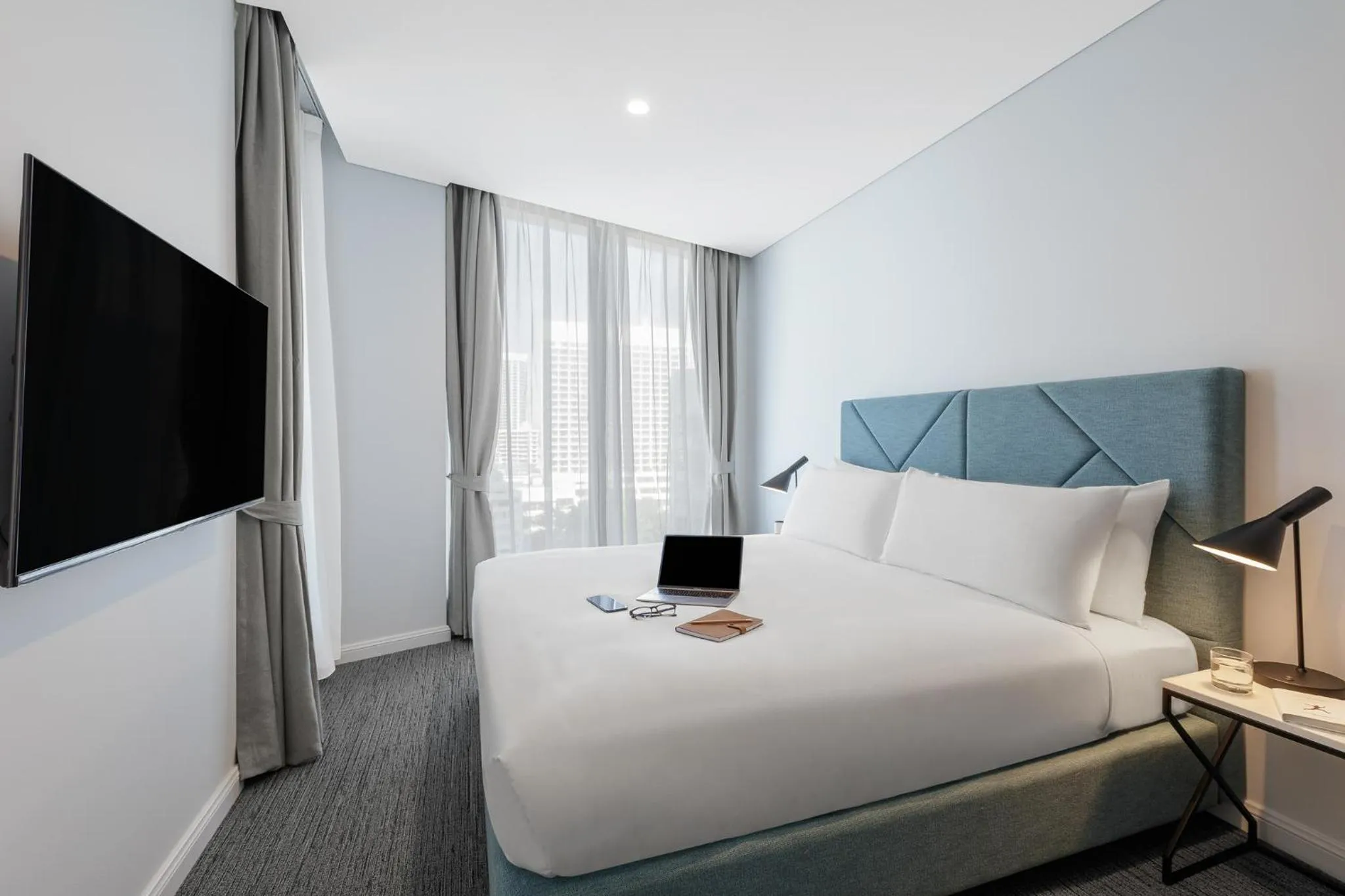 Bed in Meriton Suites Surfers Paradise