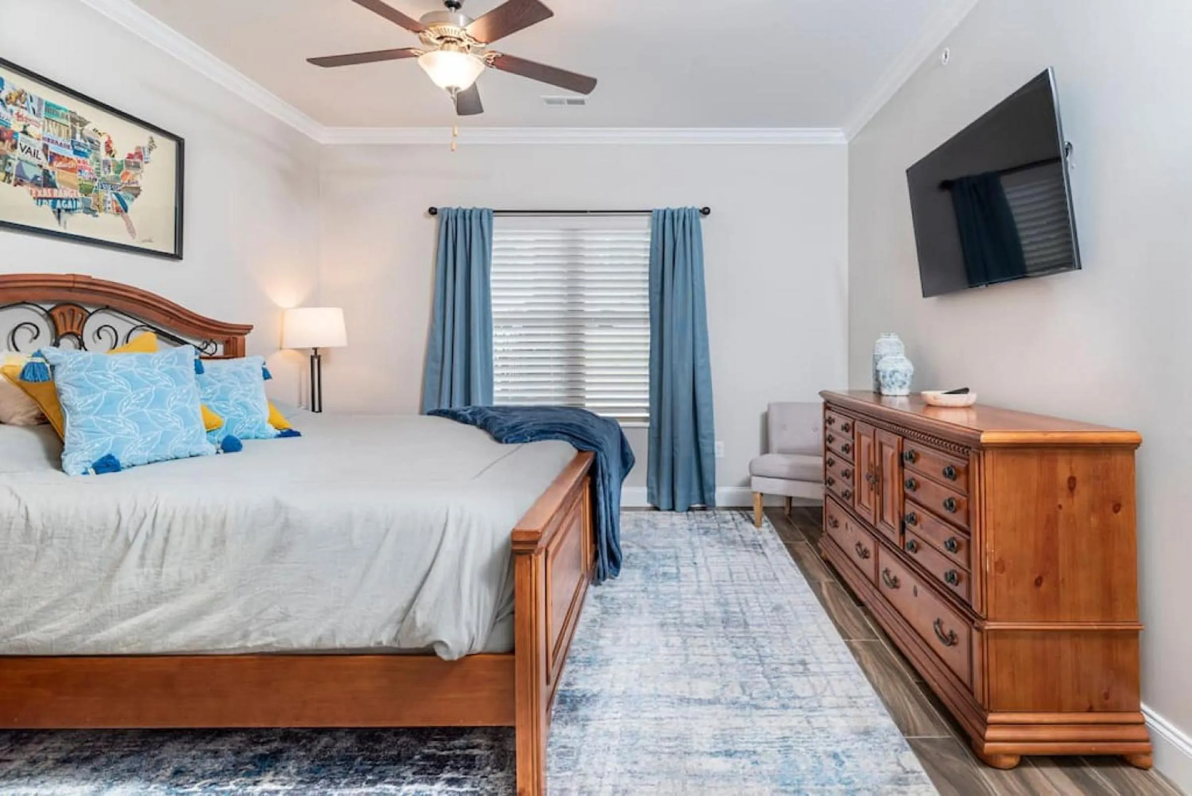 Evening entertainment, Bed in Gorgeous Cades Cove Condo with Community Pool