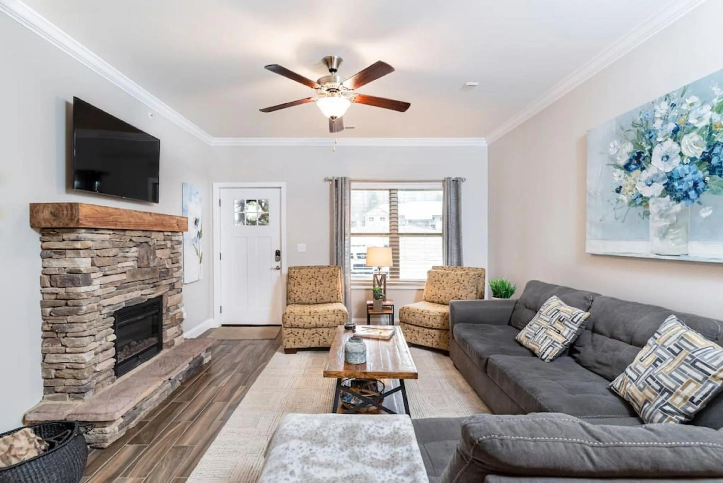 Living room in Gorgeous Cades Cove Condo with Community Pool