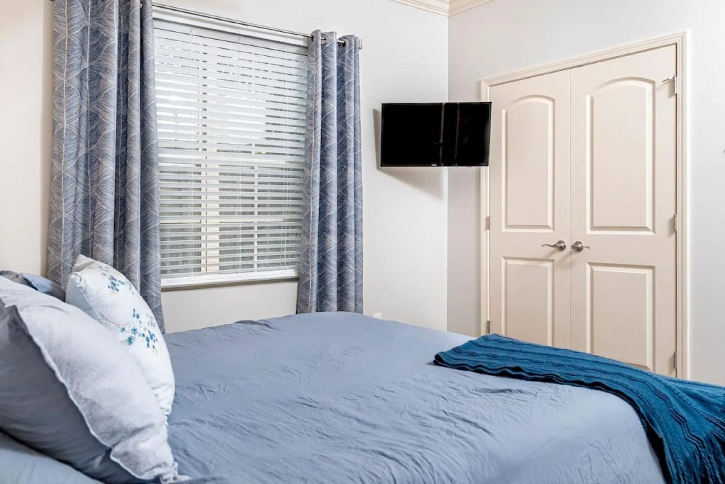 Entertainment, Bed in Elegant Cades Cove Condo with Community Pool