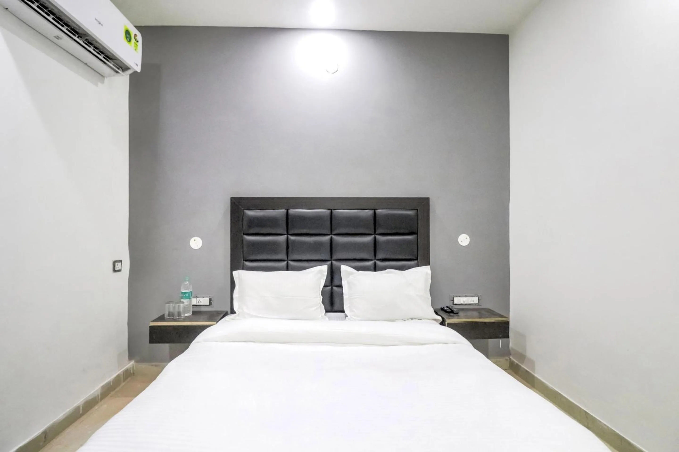 Bedroom, Bed in Collection O Mahavir Enclave Near Dashrath Puri Metro Station