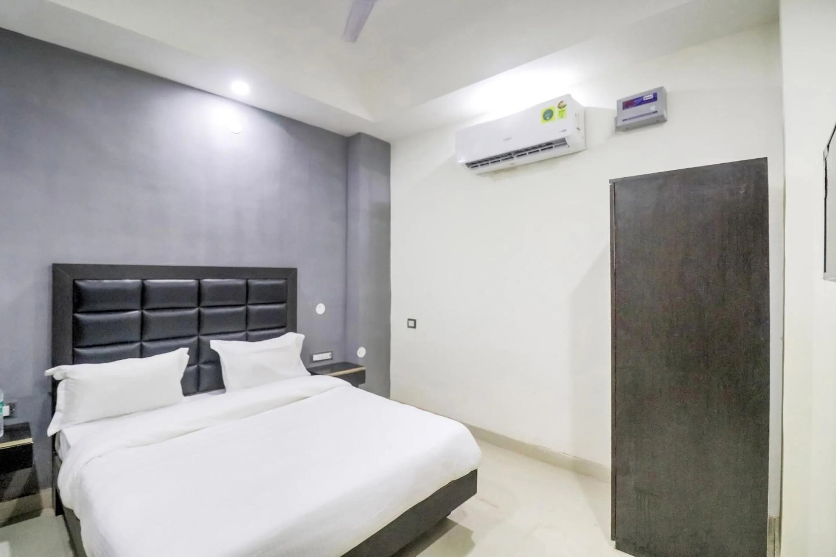 Bedroom, Bed in Collection O Mahavir Enclave Near Dashrath Puri Metro Station