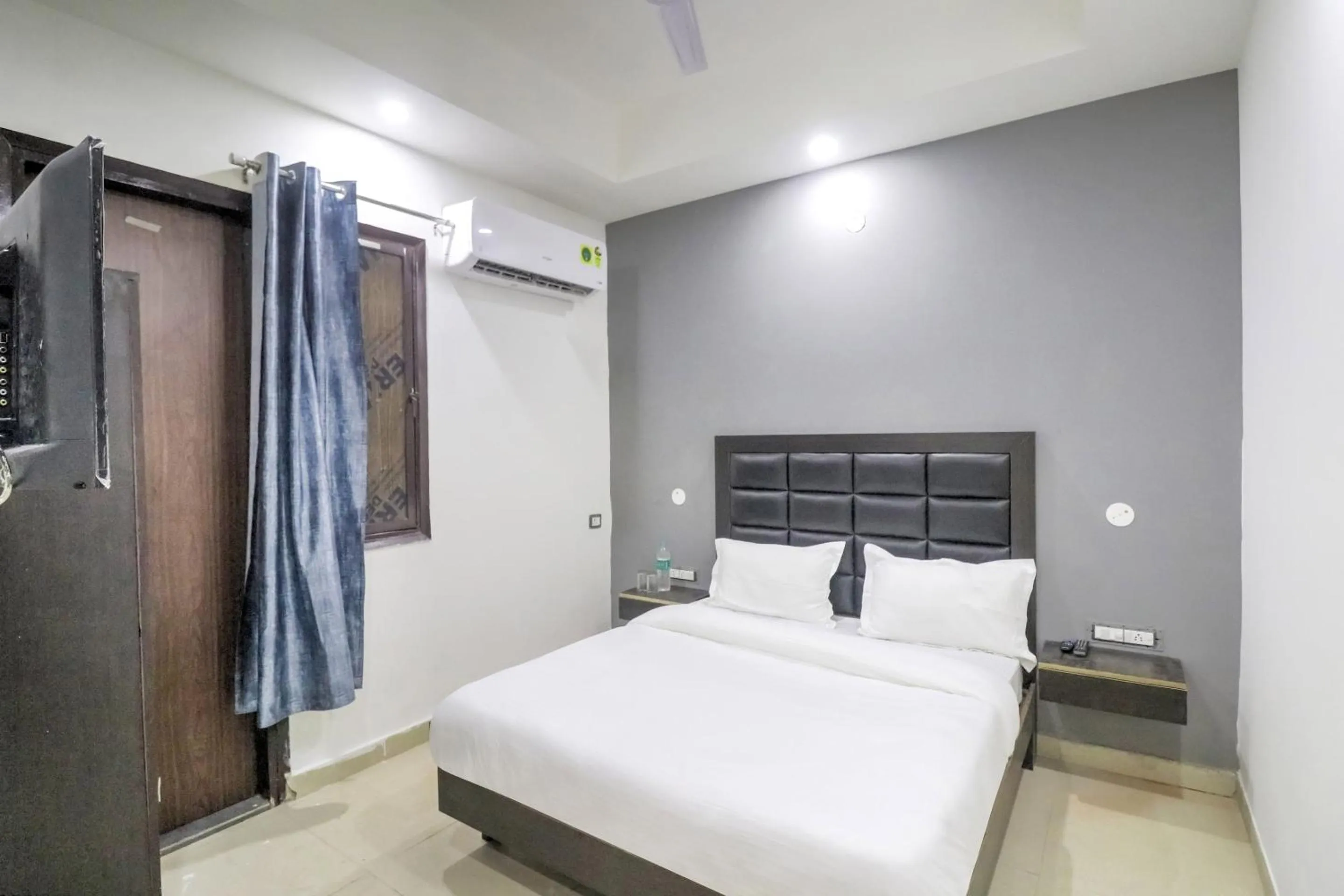Bedroom, Bed in Collection O Mahavir Enclave Near Dashrath Puri Metro Station