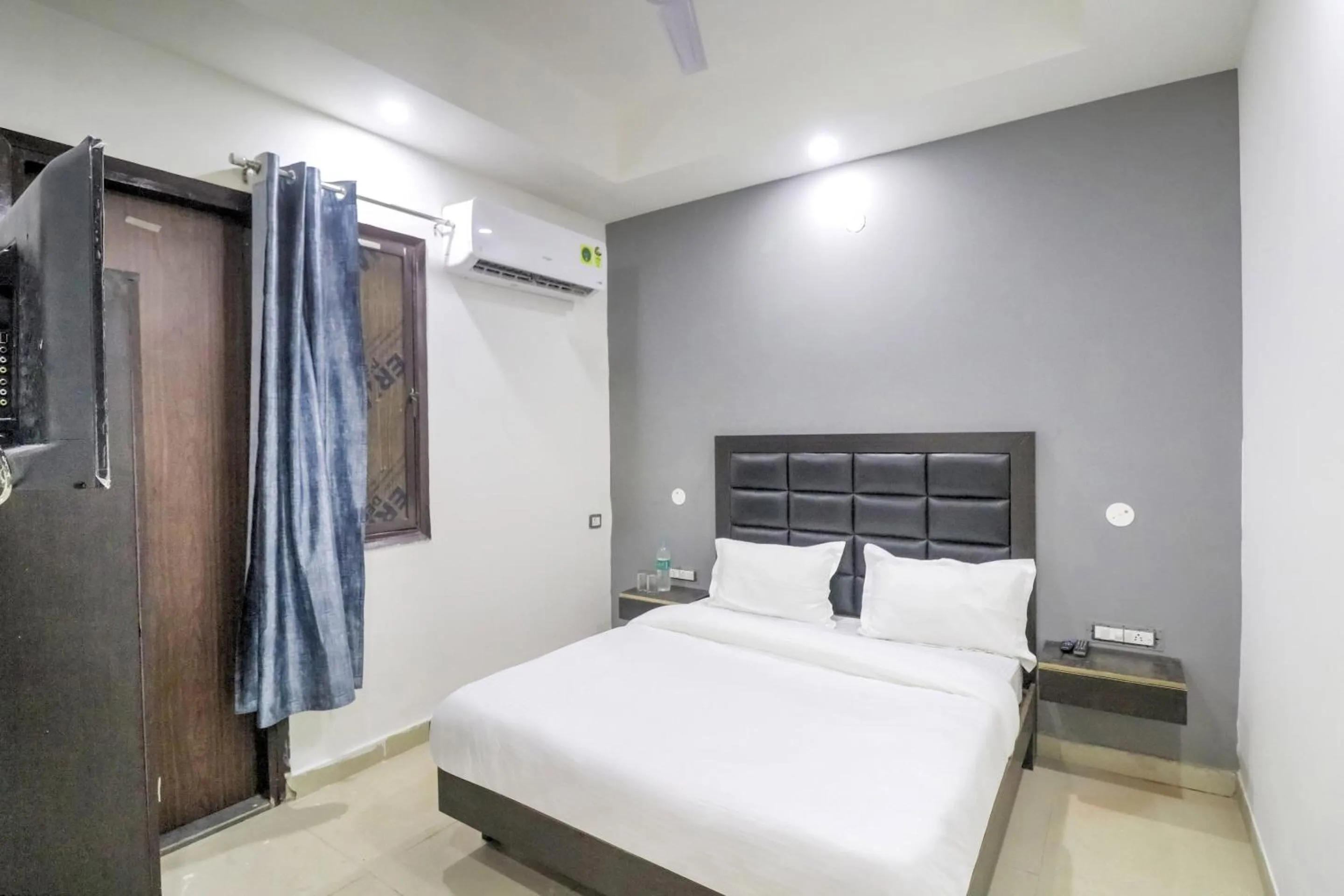 Bedroom, Bed in Collection O Mahavir Enclave Near Dashrath Puri Metro Station