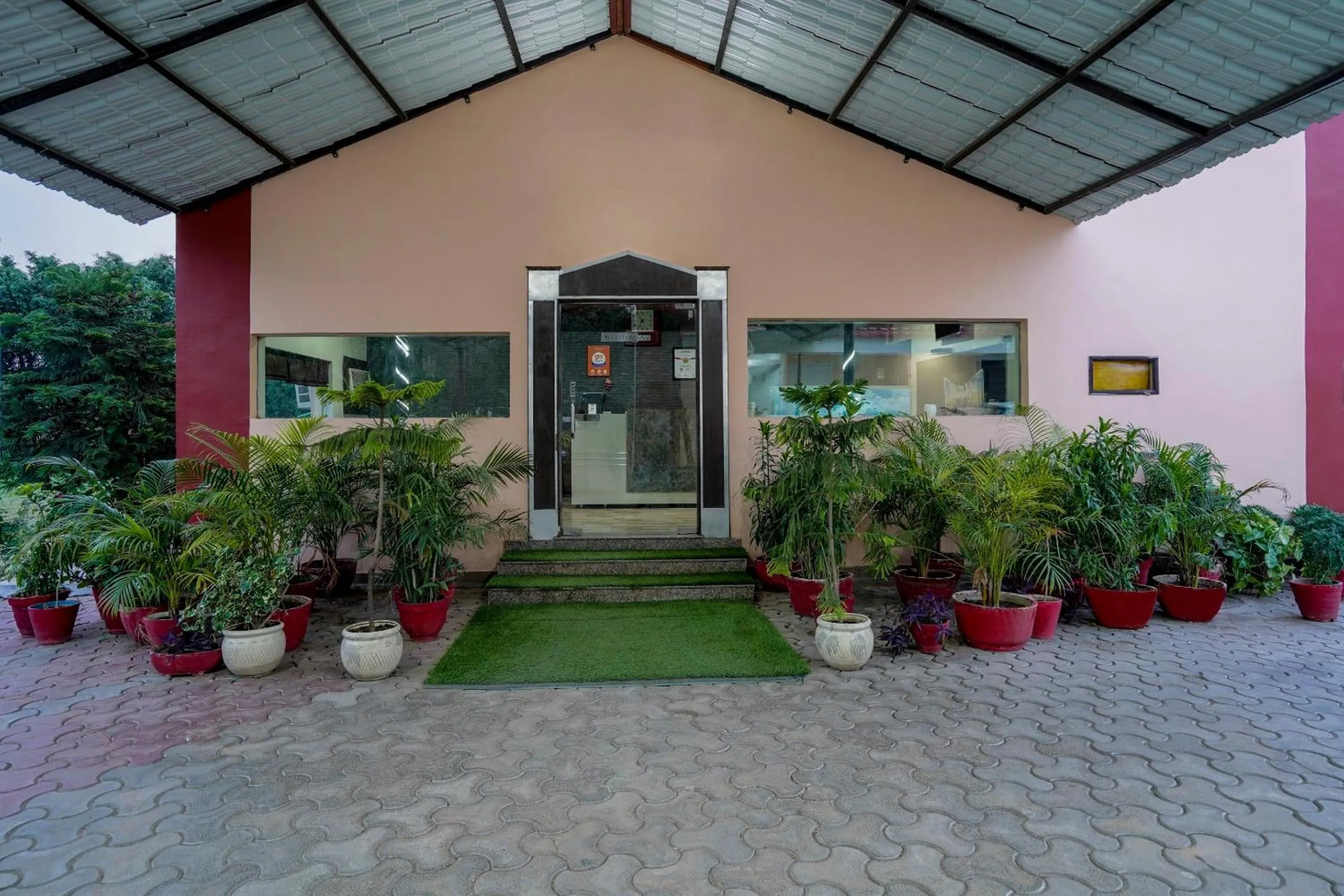 Facade/entrance in Palette - JPS Residency