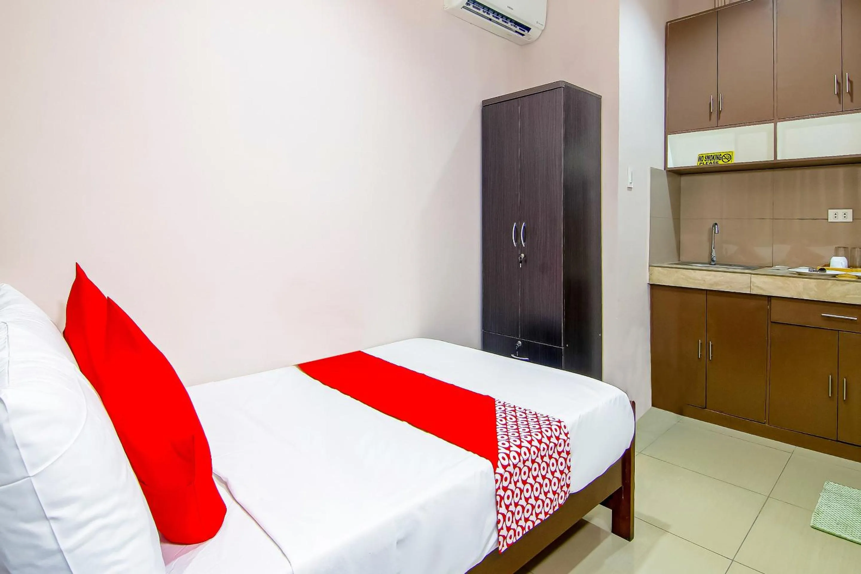 Bedroom in OYO 766 Ichehan Apartments