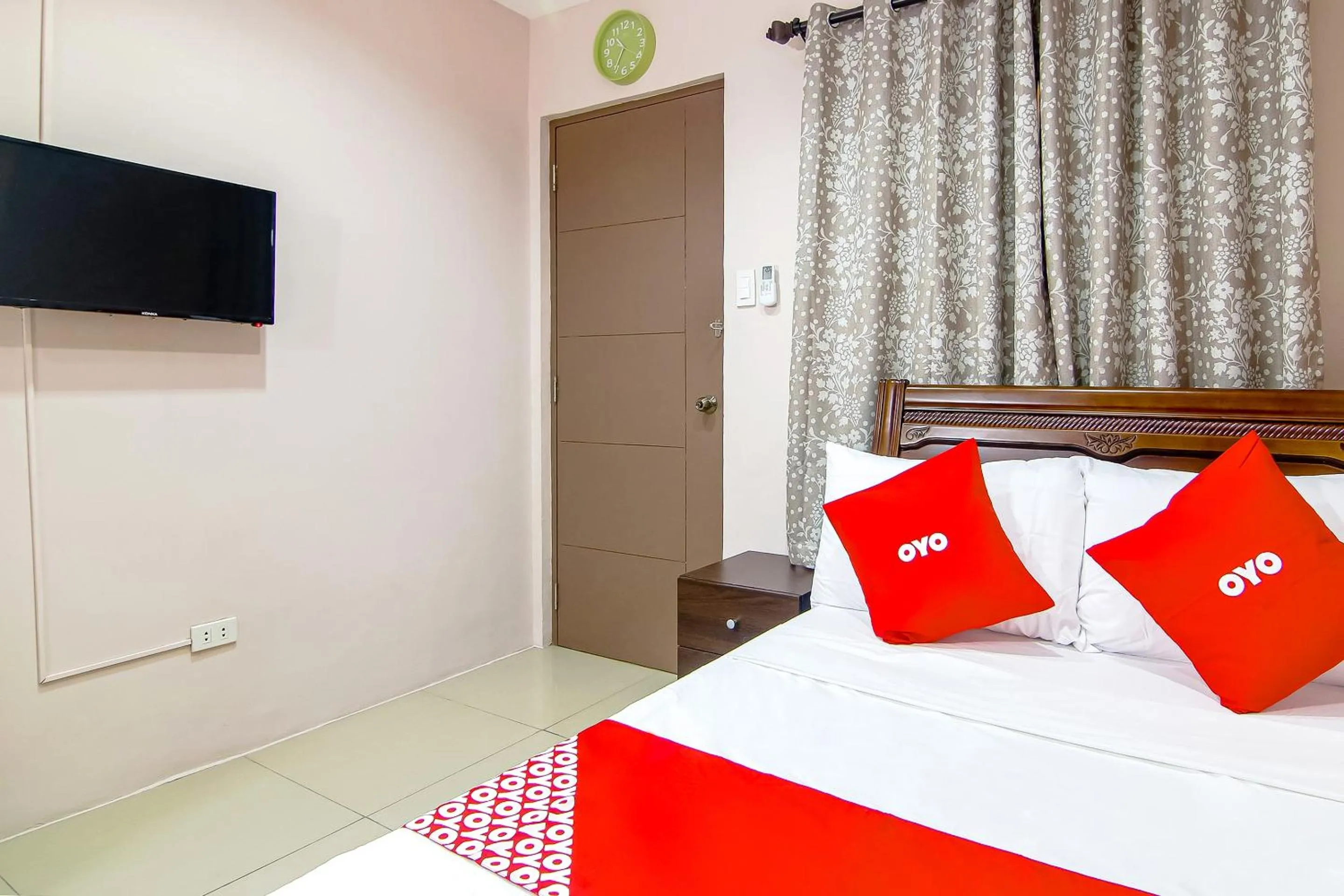 Bedroom in OYO 766 Ichehan Apartments