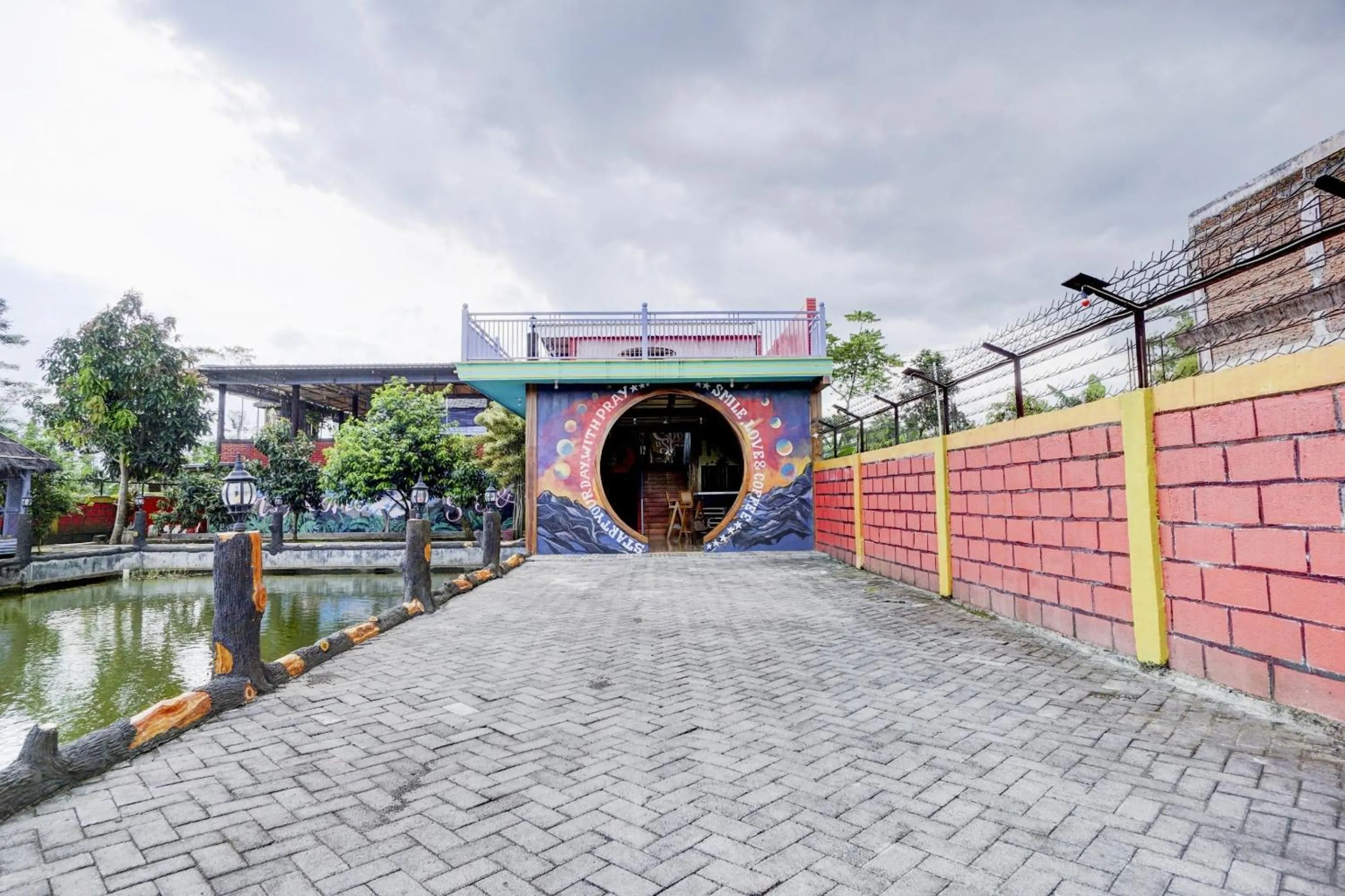 Facade/entrance in OYO 90303 Cafe & Homestay Kolam Pancing Abah