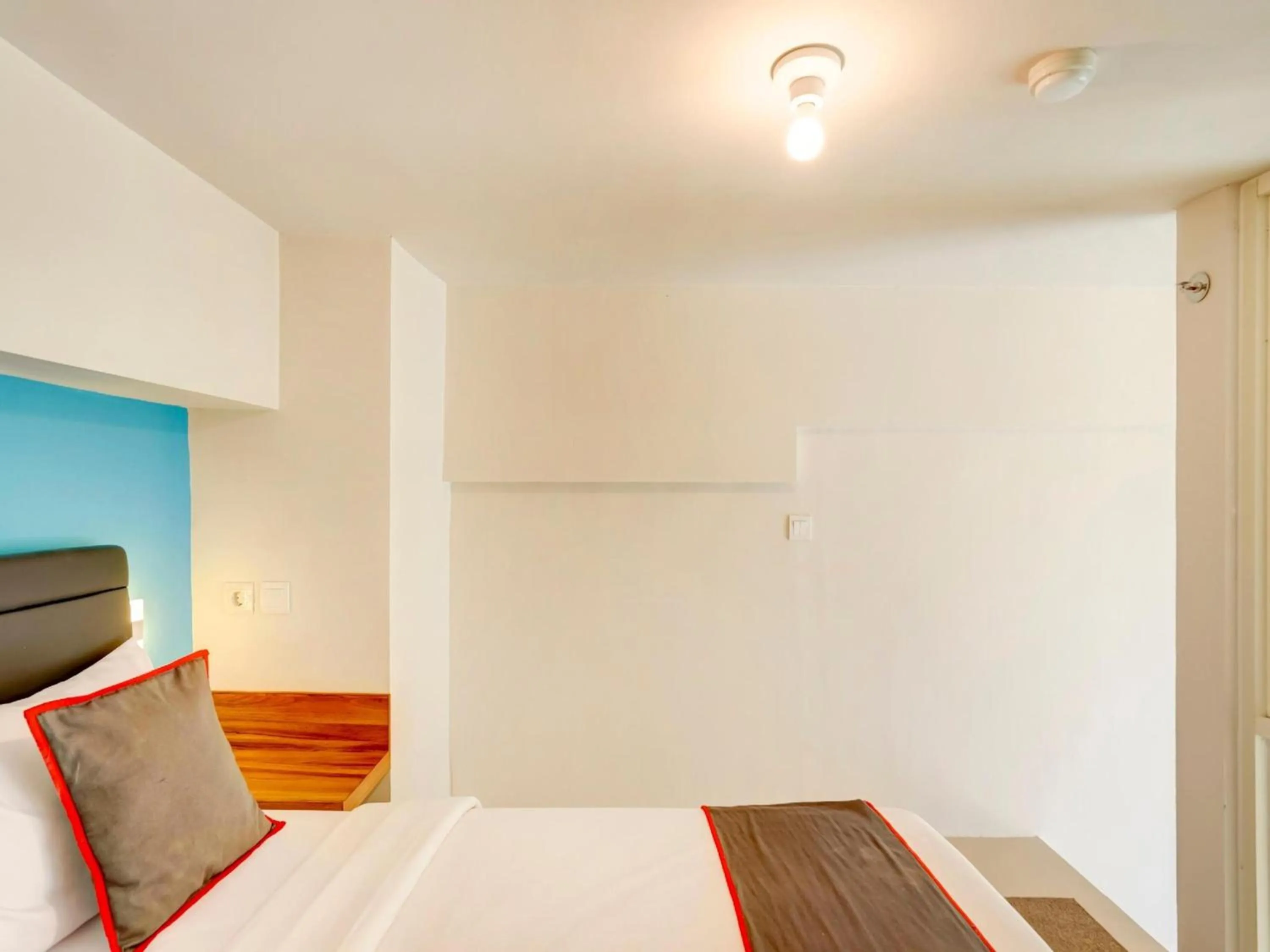 Bedroom, Bed in Collection O 30 Amega Crown Sub