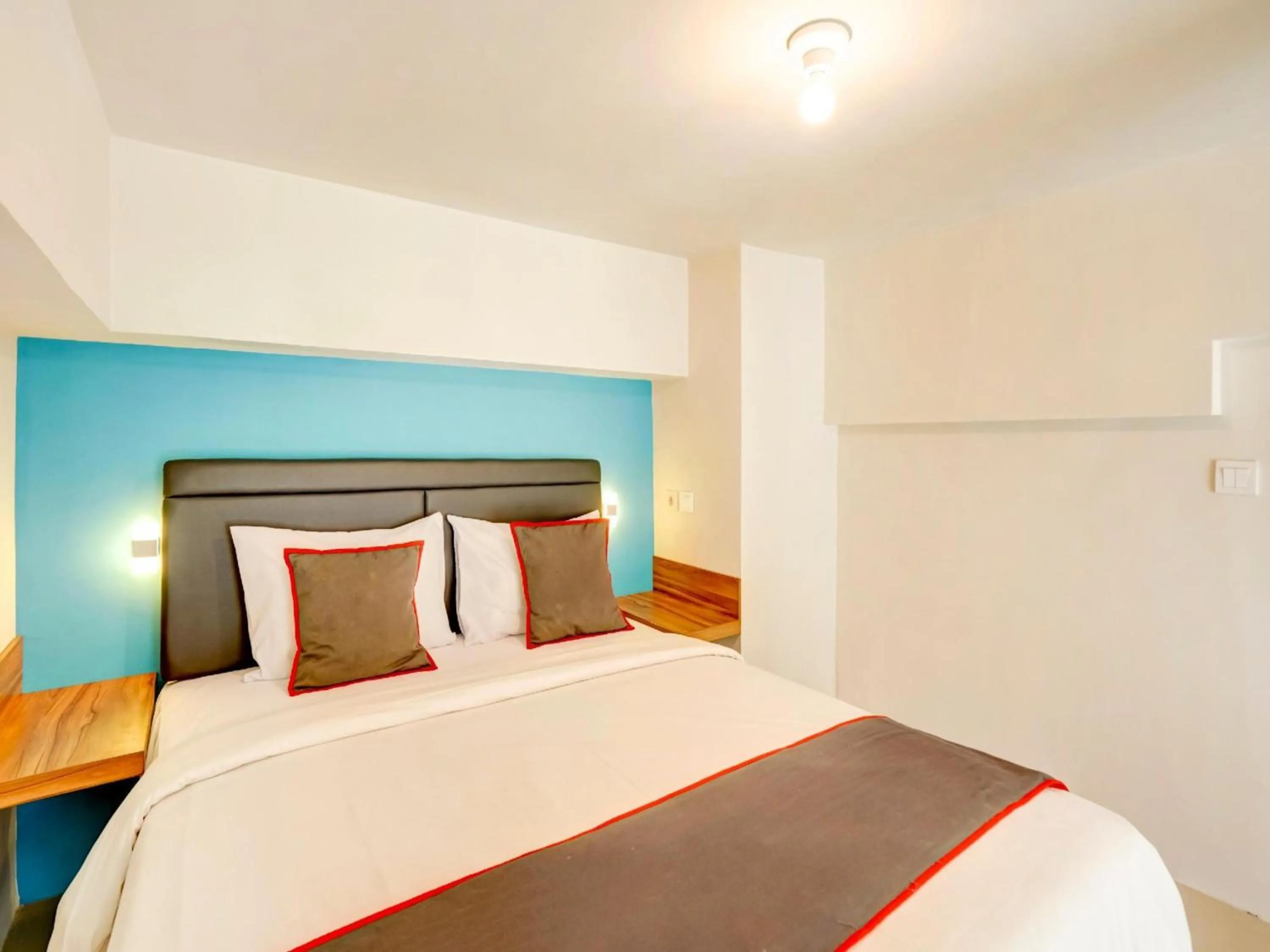 Photo of the whole room, Bed in Collection O 30 Amega Crown Sub