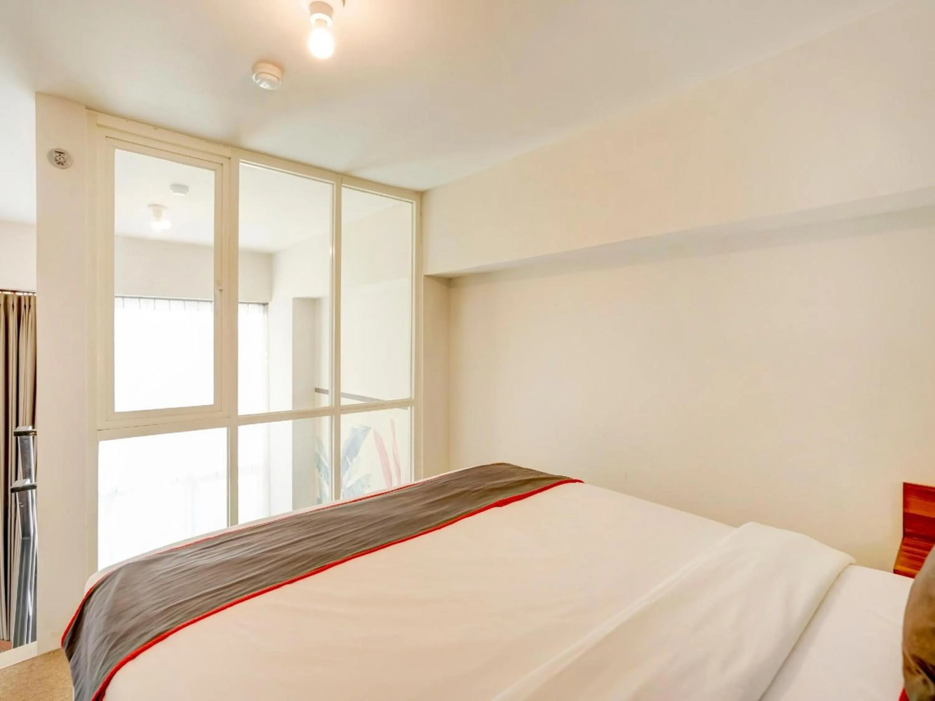 Photo of the whole room, Bed in Collection O 30 Amega Crown Sub