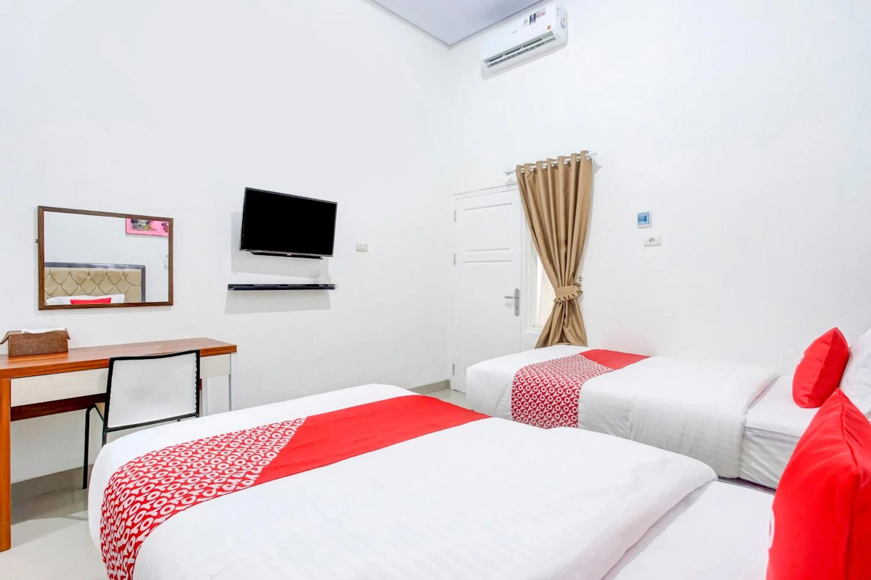 Bedroom, Bed in RedDoorz Plus Syariah near Exit Toll ITERA Lampung 2