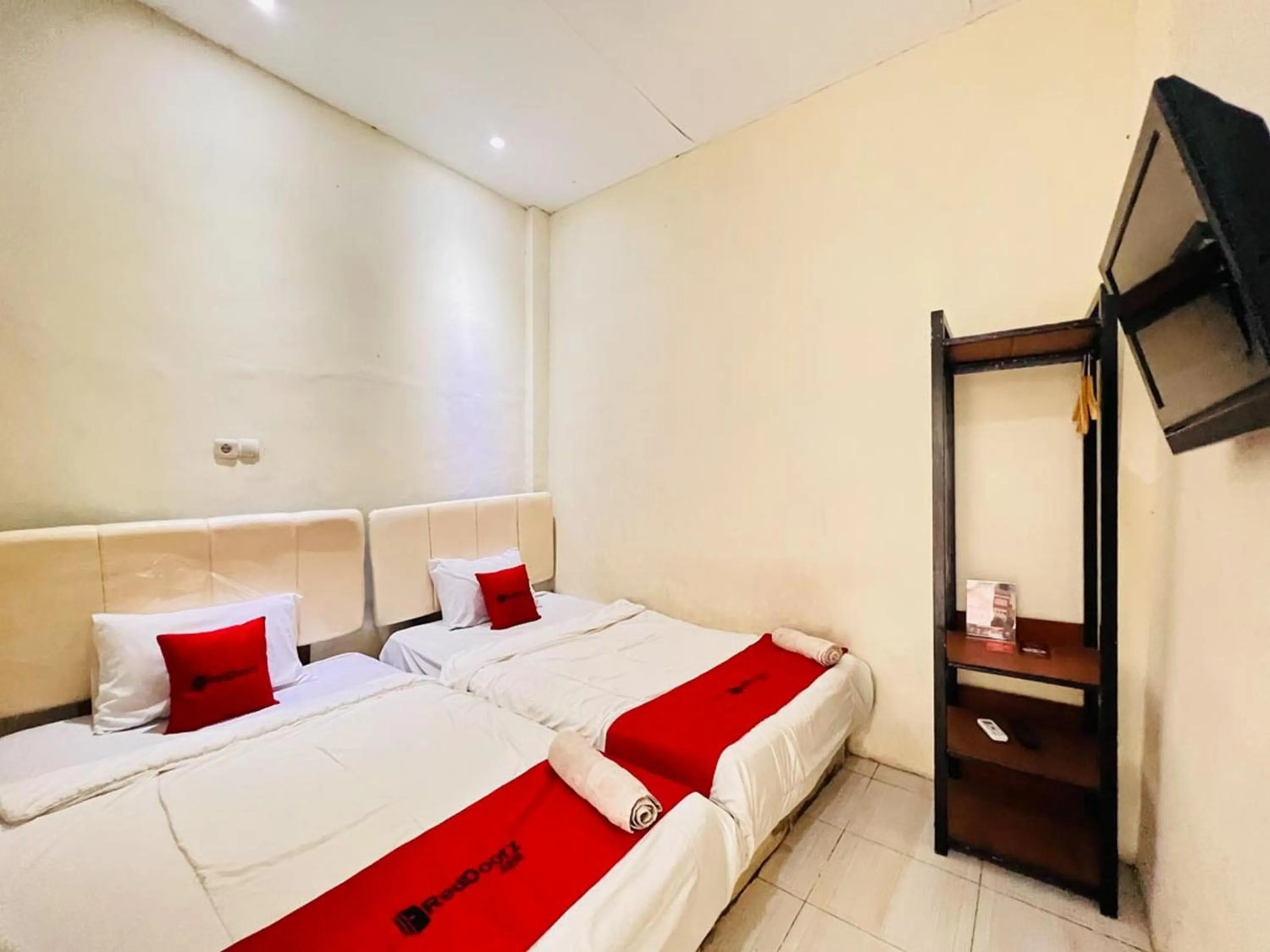 RedDoorz near Alun Alun Sidoarjo
