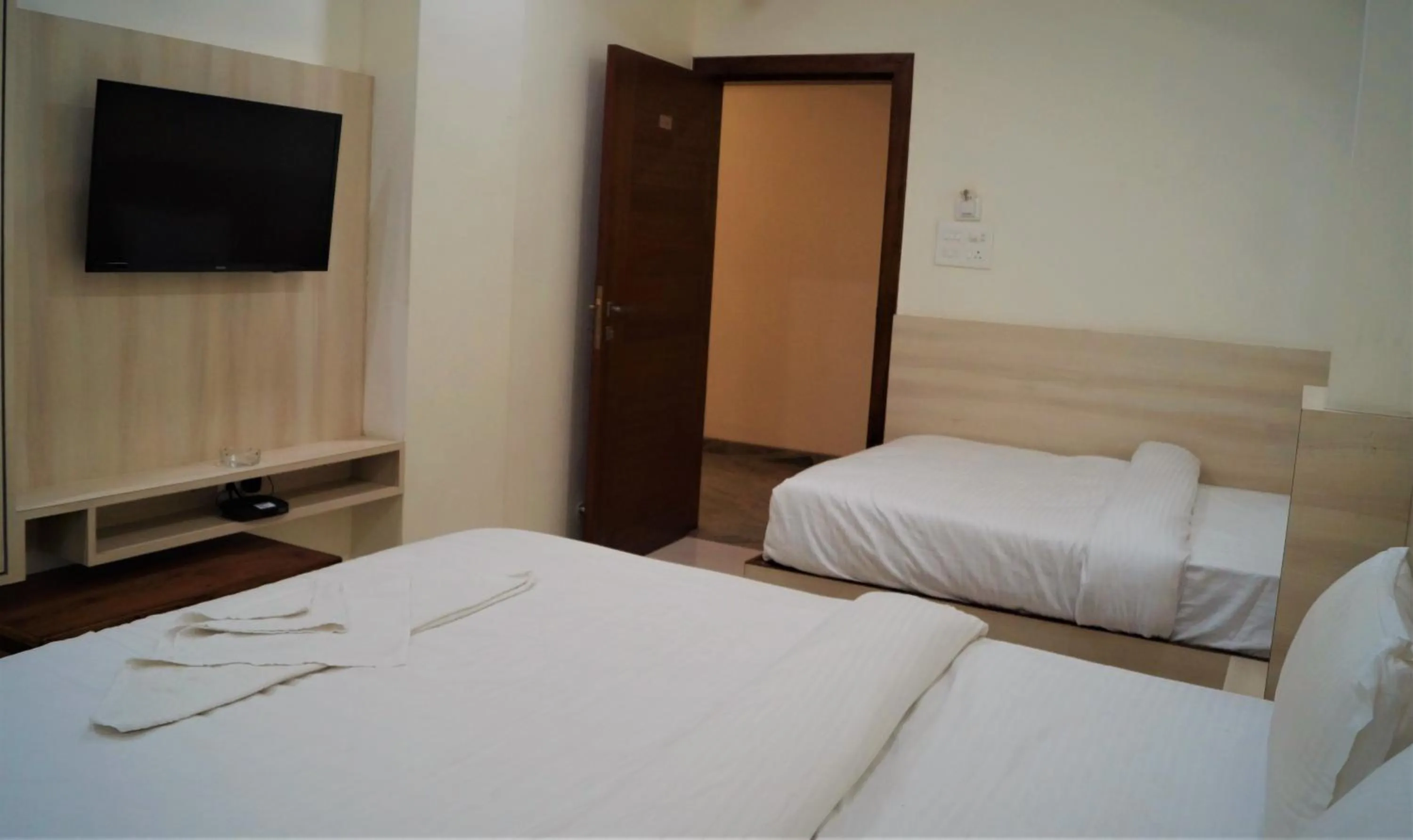 Bedroom, Bed in Hotel Shree Shyam International
