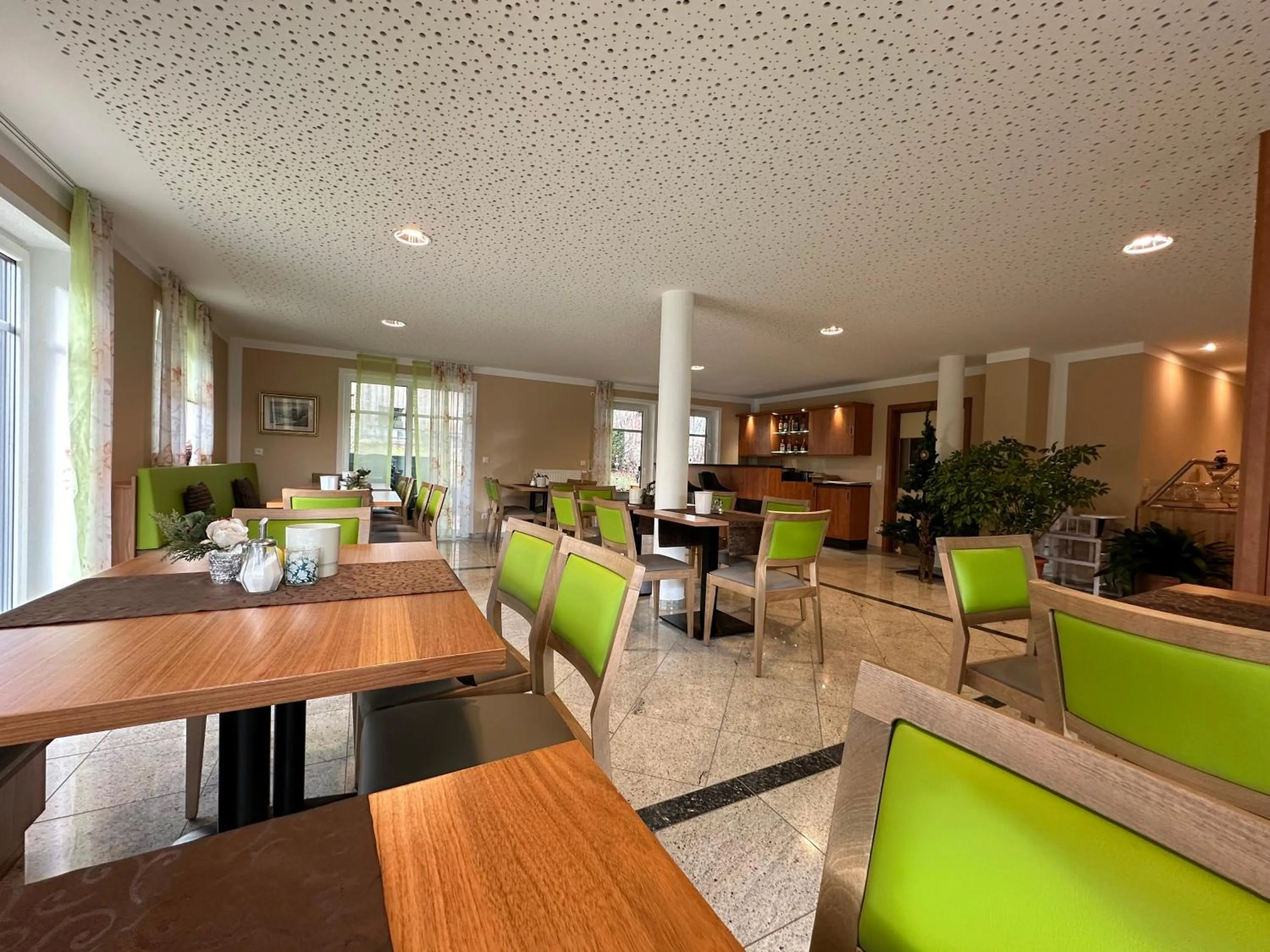 Restaurant/places to eat in ROTHSEE Hotel