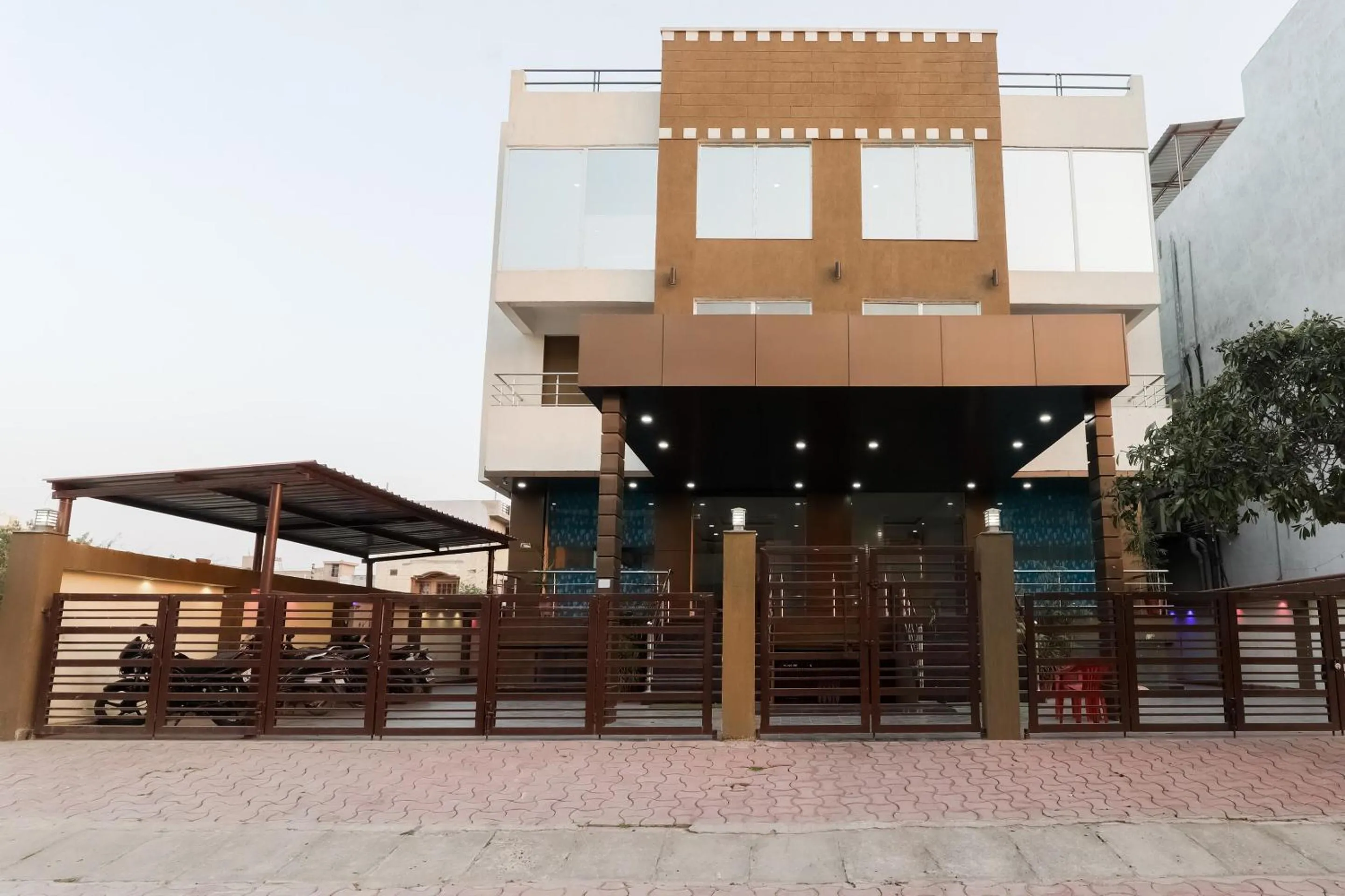 Facade/entrance in Hotel O The Maharaja Inn